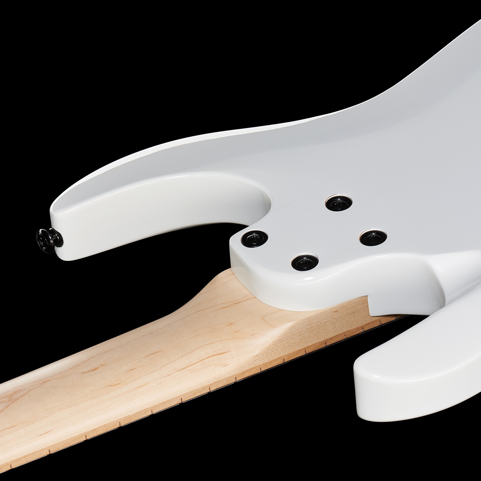 Verschraubter Ahornhals auf der Rückseite der Harley Benton R-457MN WH Progressive Series