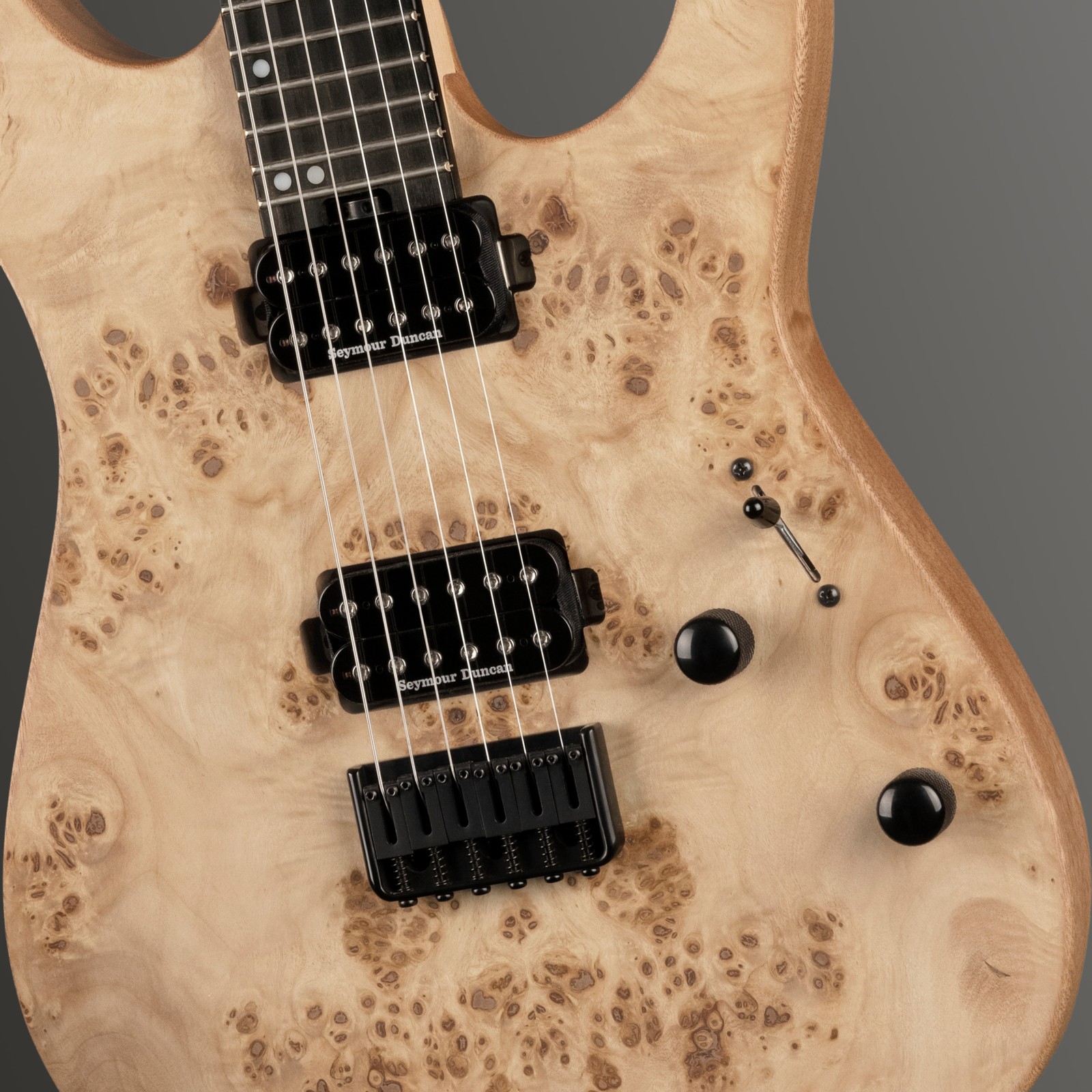 Maserpappel Decke der Charvel Pro-Mod DK24 HH HT E DS mit zwei Humbucker Pickups