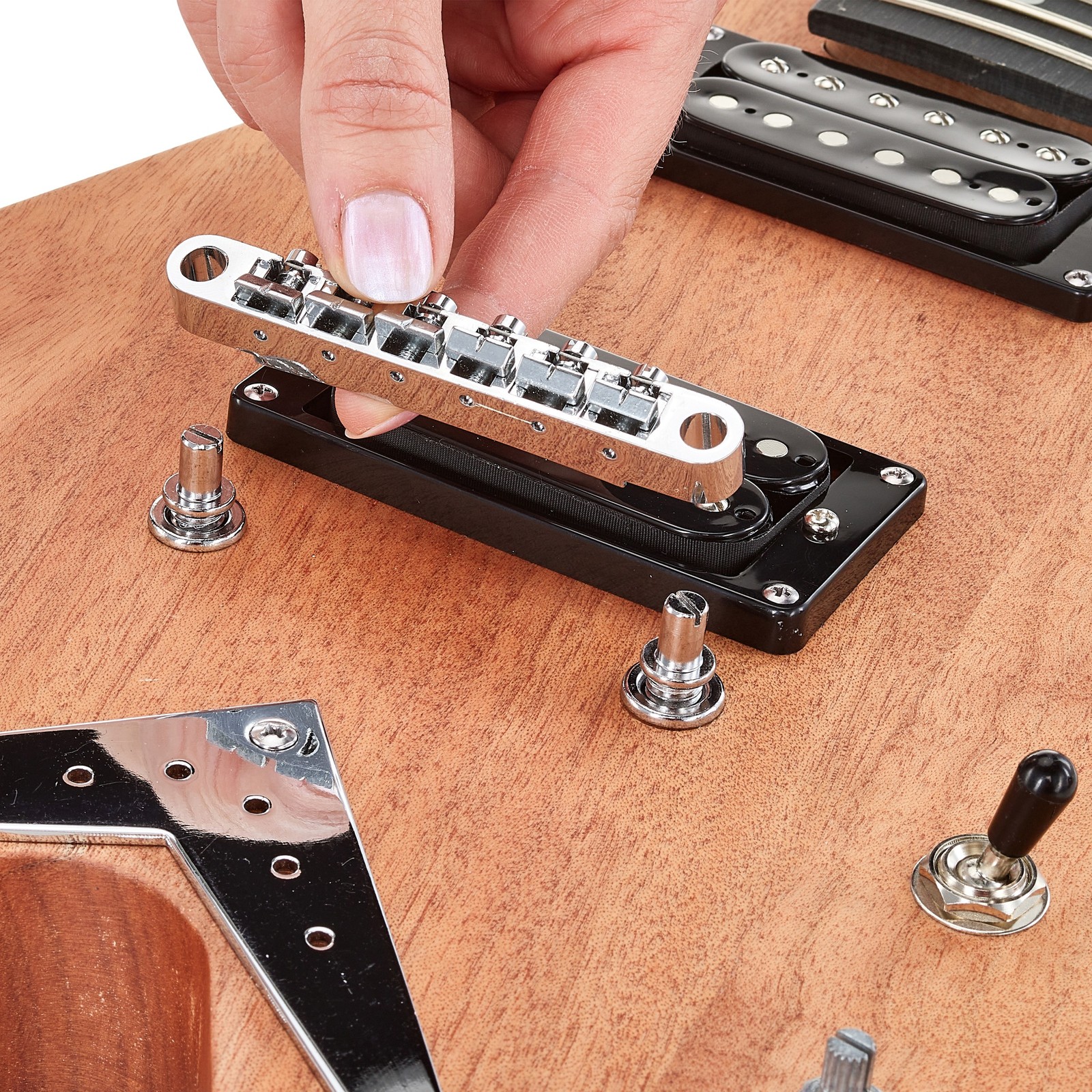 Steg wird an der Harley Benton Electric Guitar Kit Victory eingesetzt