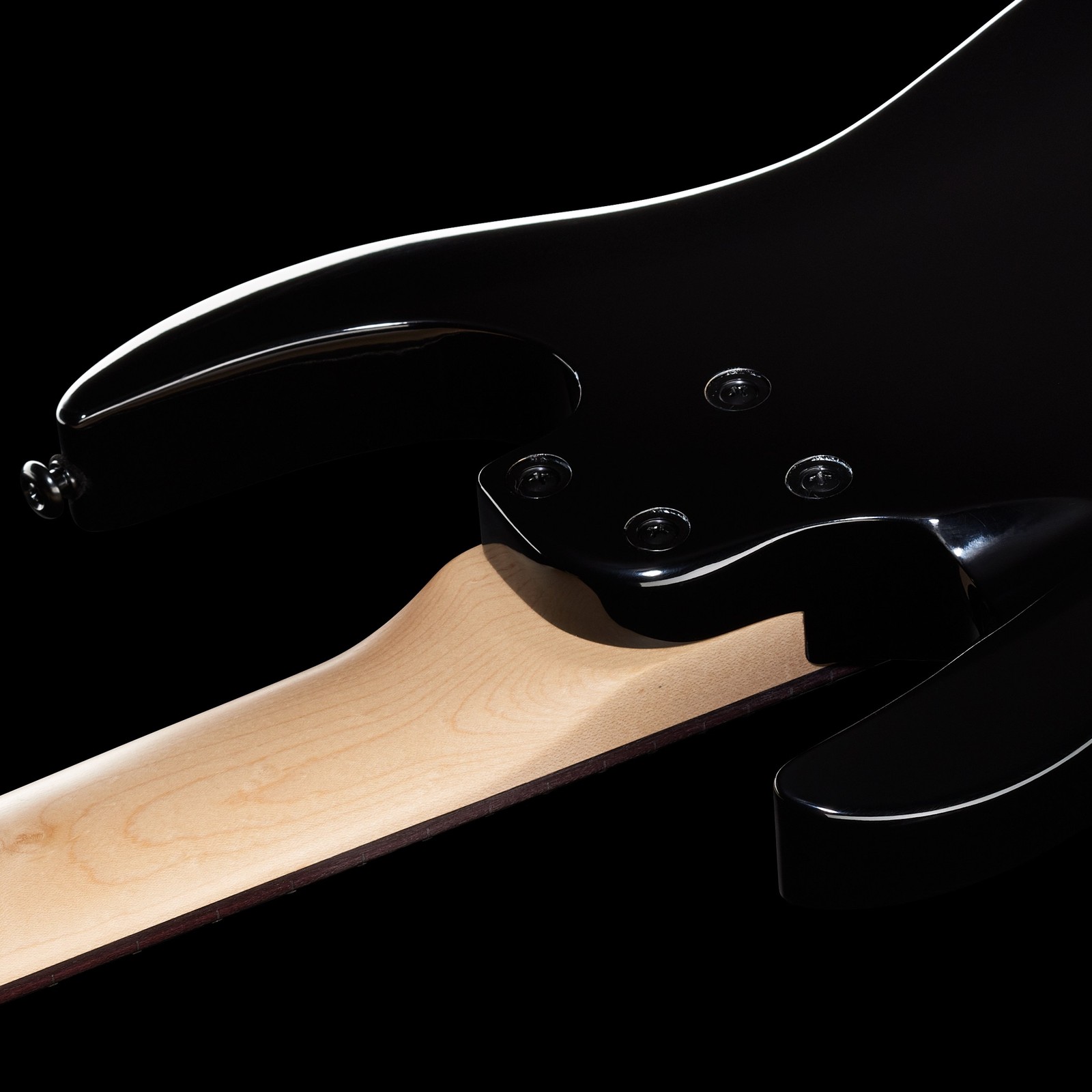 Verschraubter Ahornhals auf der Rückseite der Harley Benton R-457BK Progressive Series