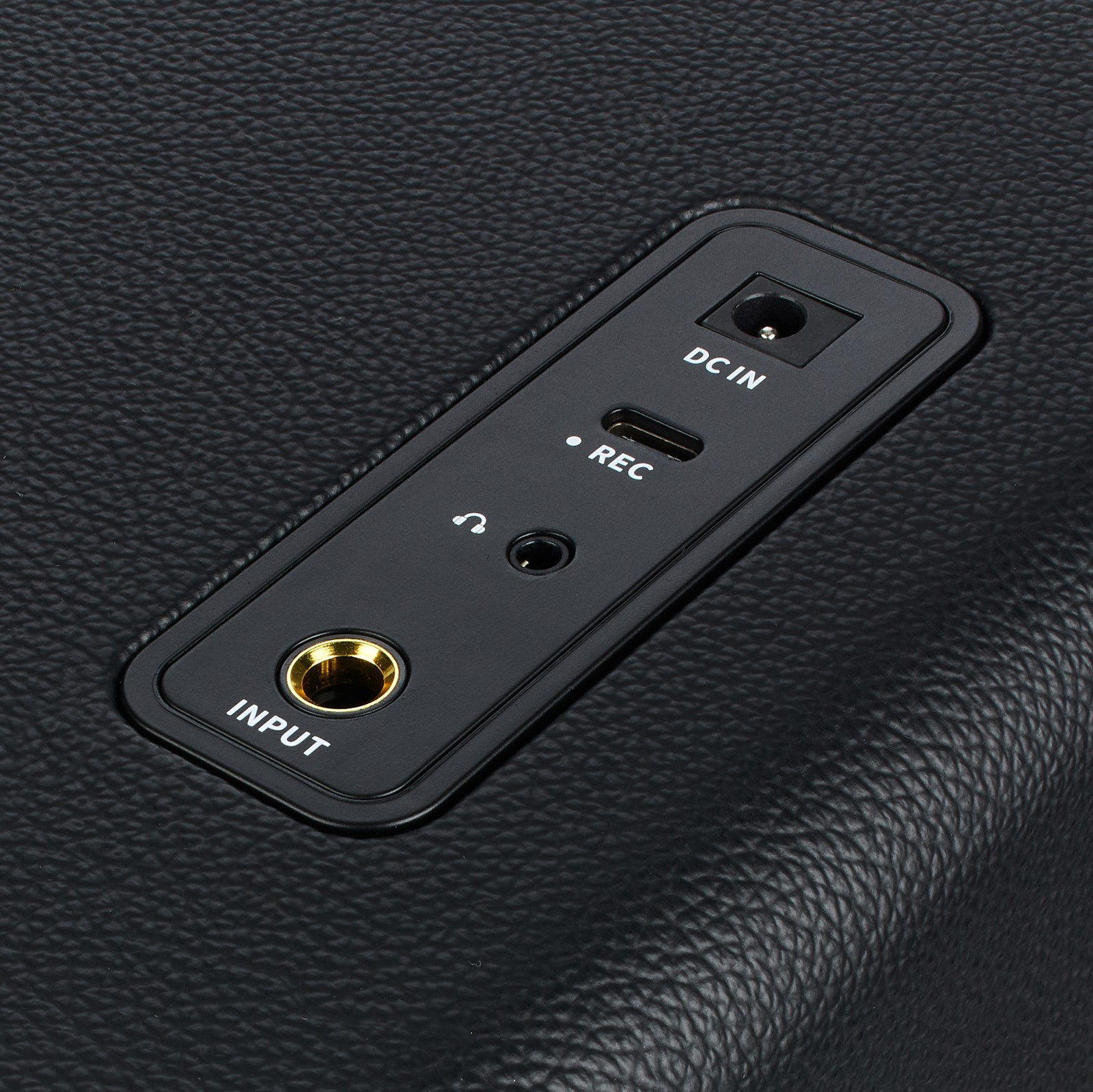 Anschlüsse auf der Oberseite des Mooer Hornet 30i Modeling Amp Black