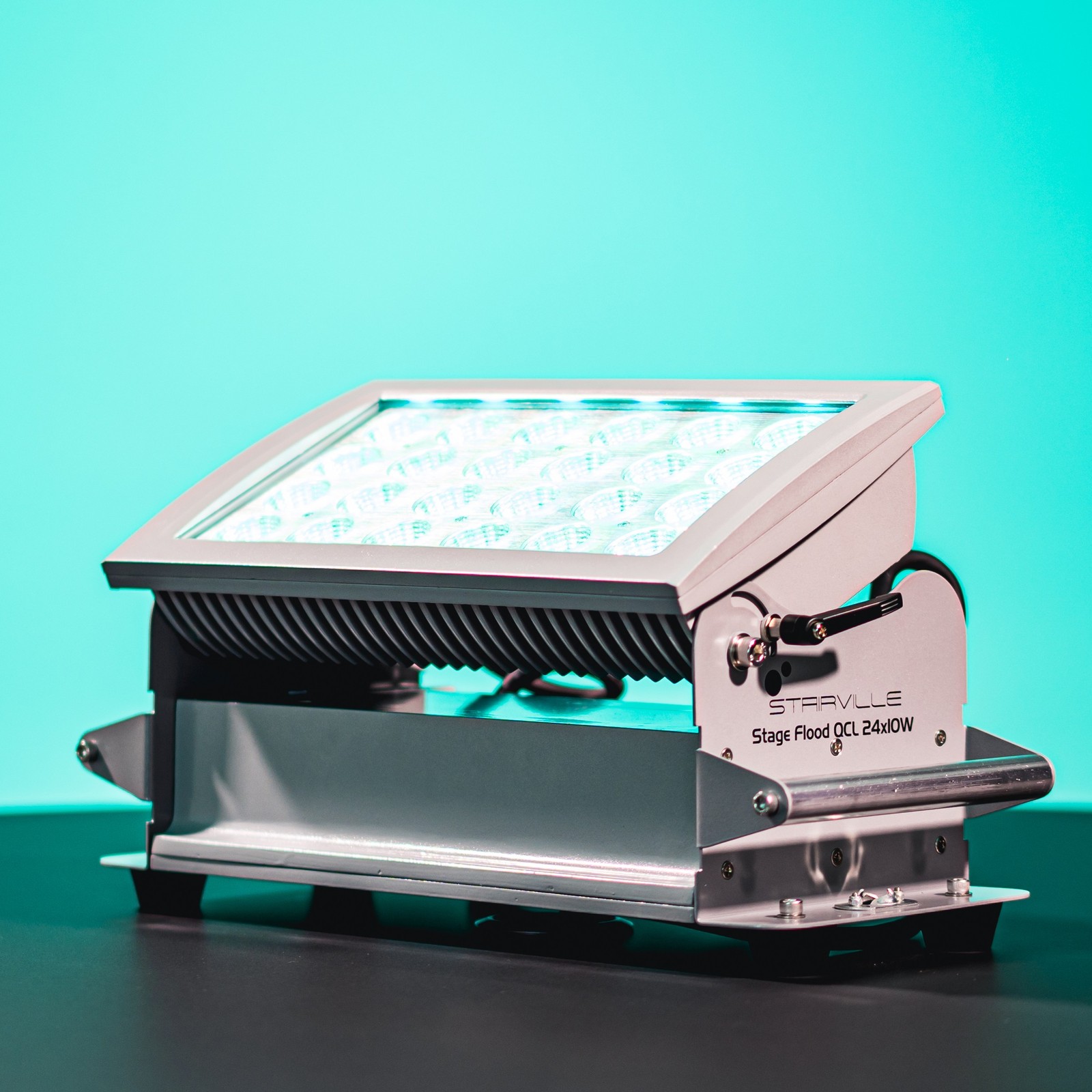 Le Stage Flood Inst QCL 24x10W de Stairville en action sur un fond turquoise