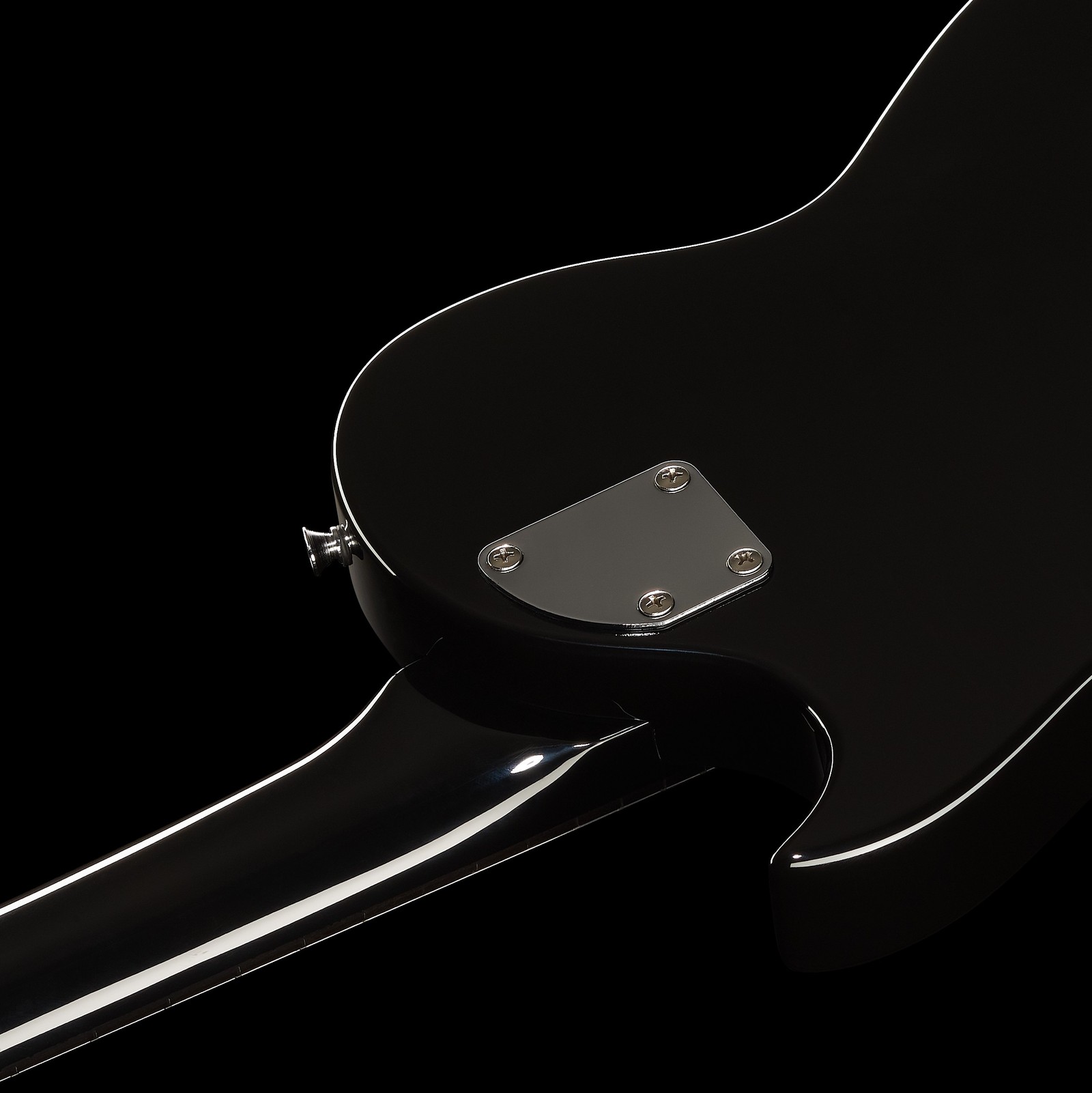 Abgerundeter Halsfuß am geschraubten Hals der Harley Benton SC-200 BK Student Series