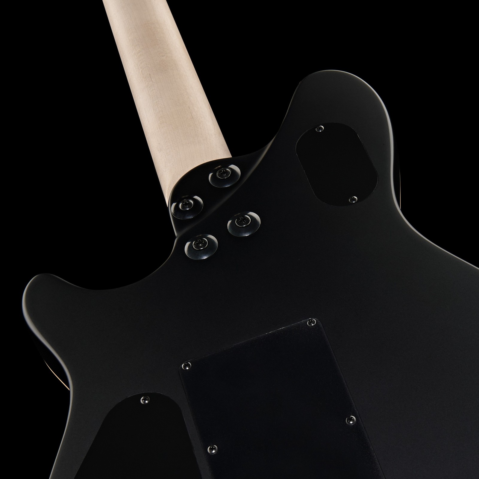 Abgerundete Schraubhalsverbindung auf der Rückseite der Evh Wolfgang Special Stealth