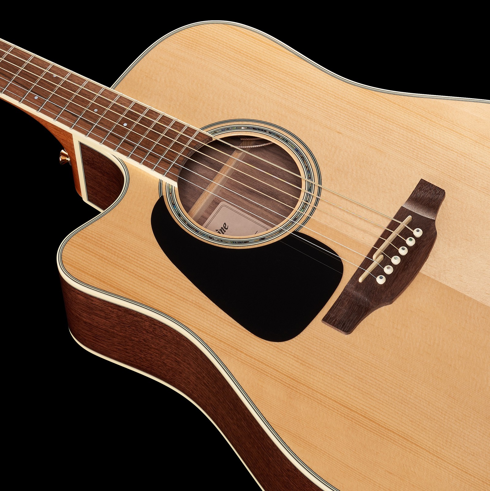 Helle Fichtendecke mit Schlagbrett auf der Takamine GD51CE-NAT LH