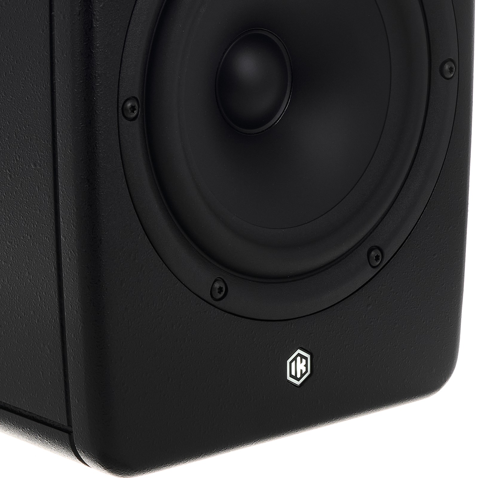 Logo auf dem aktiven Studiomonitor, IK Multimedia iLoud Precision 6 MKII