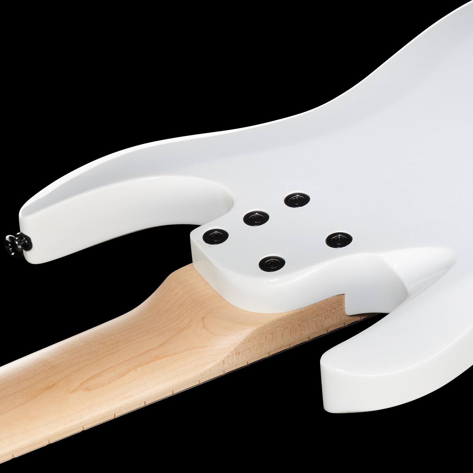 Mit fünf Schrauben gesicherter Ahornhals auf der Rückseite der Harley Benton R-458MN WH