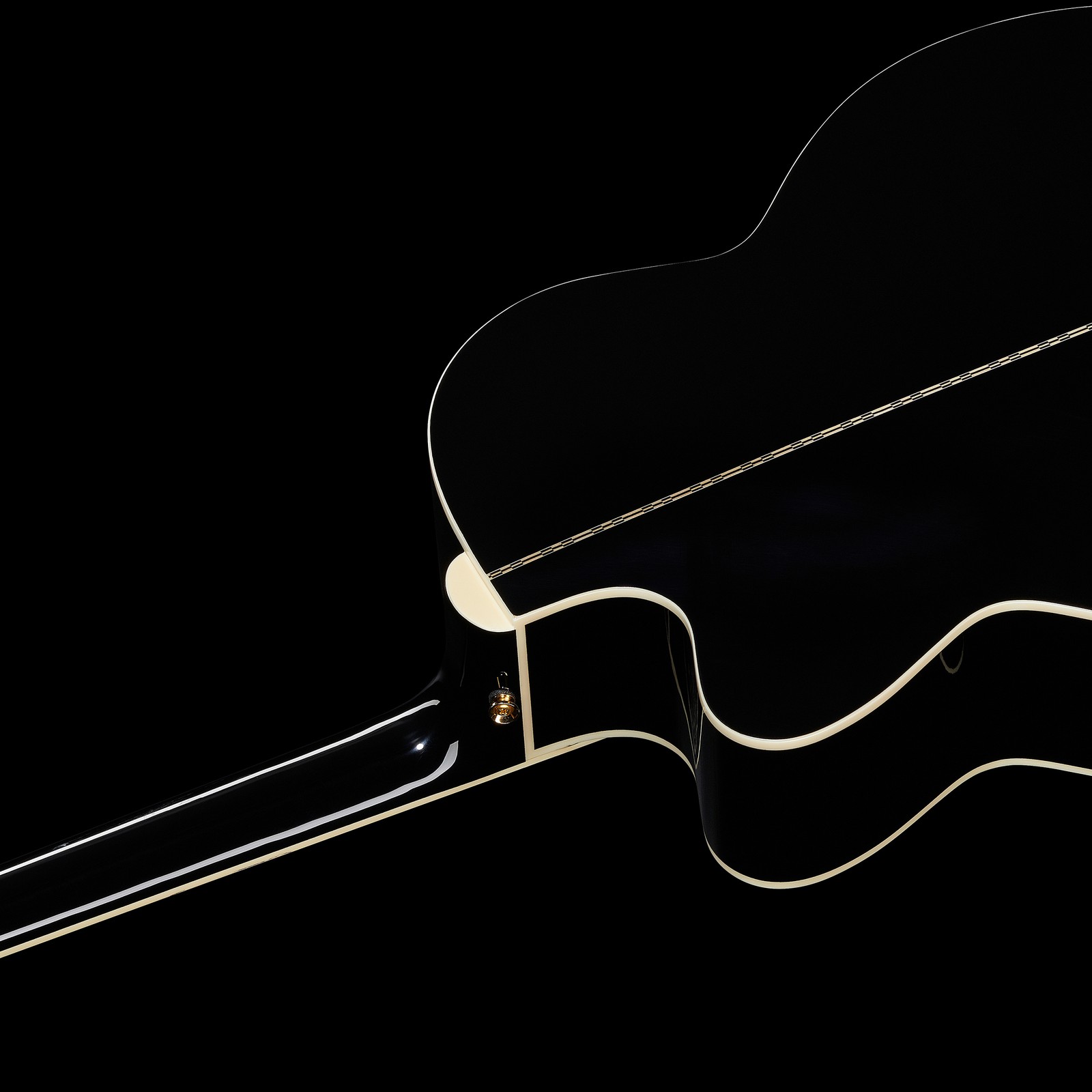 Cutaway und goldener Gurtpin auf der Rückseite der Jumbo Gitarre