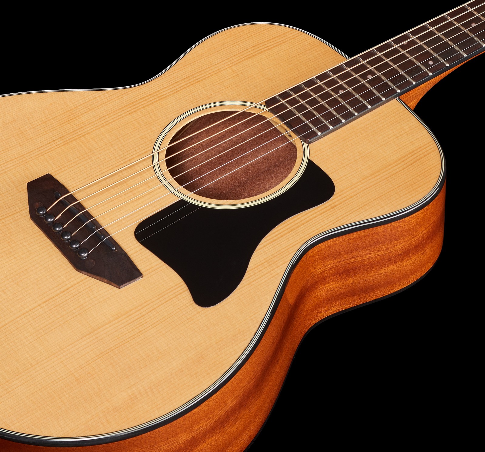 Decke mit Schallloch und Schlagbrett der Harley Benton GS-Travel-E Spruce