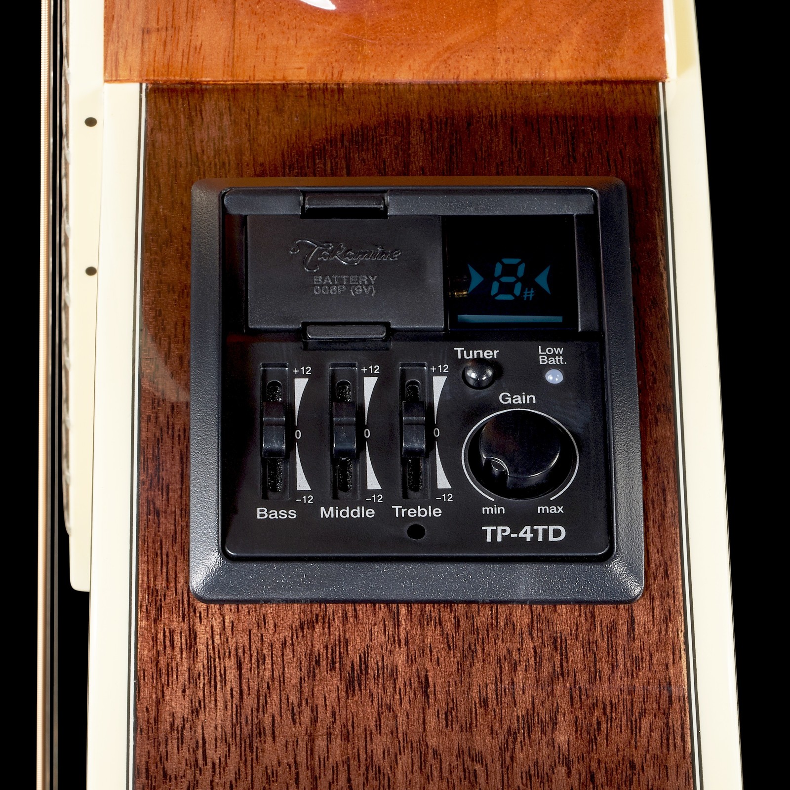 Preamp in der Walnuss Zarge der Takamine GD51CE-NAT LH