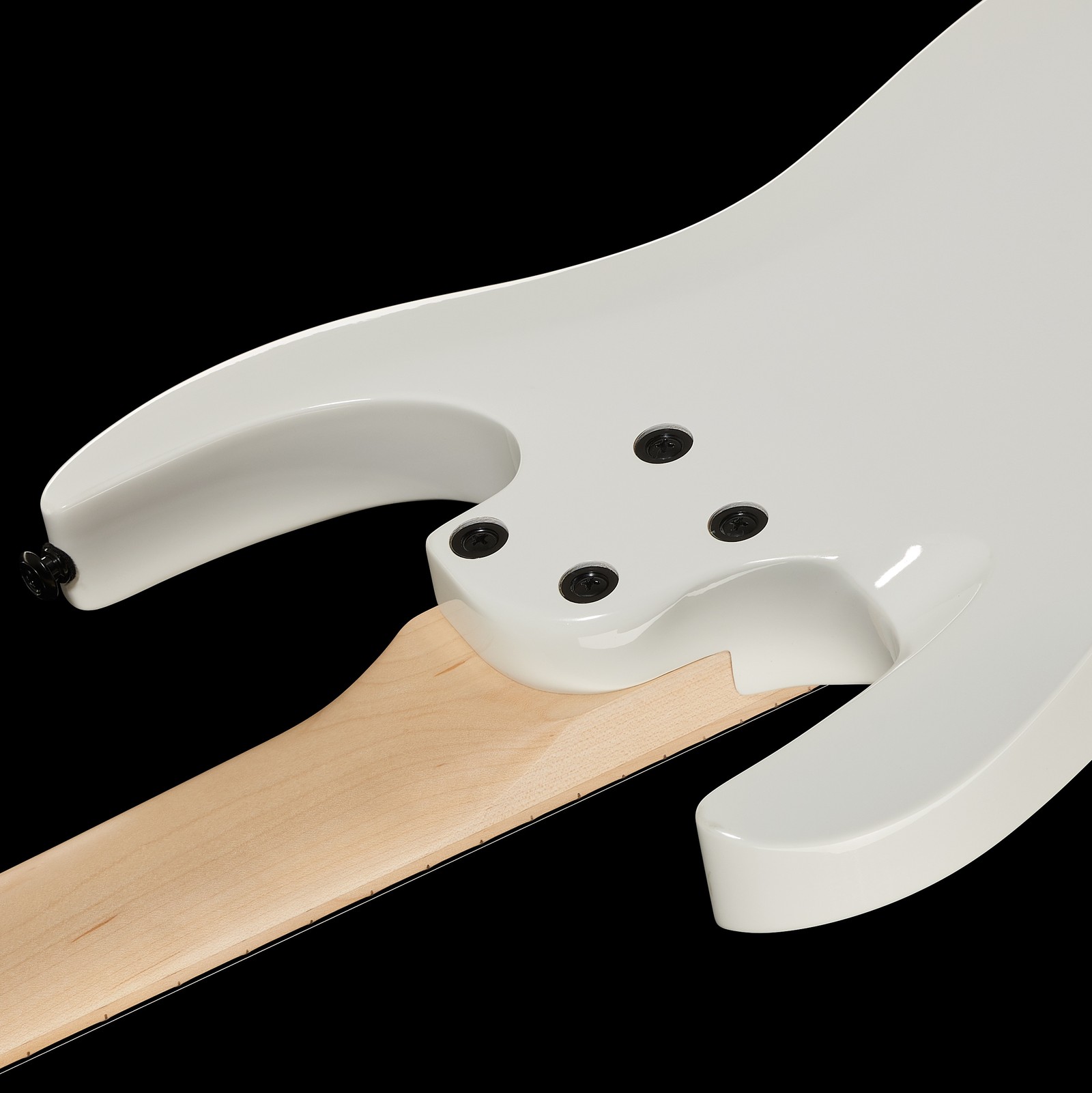 Geschraubter Ahorn Hals auf der Rückseite der Harley Benton R-457MN WH Fanfret