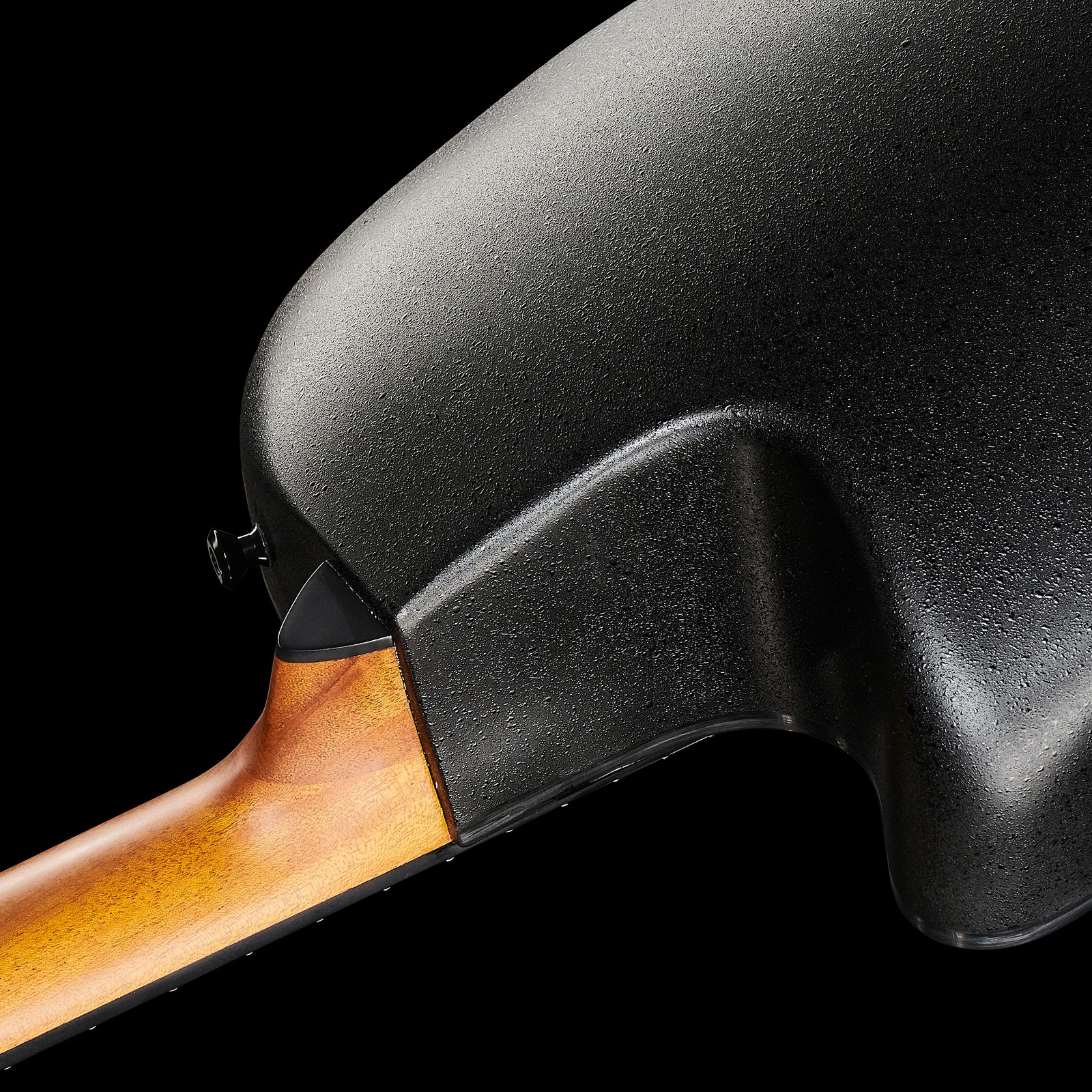 Ovation Ultra 1526VRM-G Vampira Red Korpus aus Lyrachord von hinten mit Cutaway