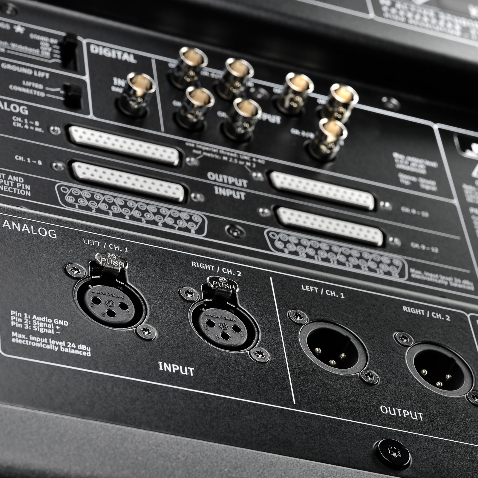 Anschlüsse an der Rückseite des Neumann KH 870 II Subwoofers