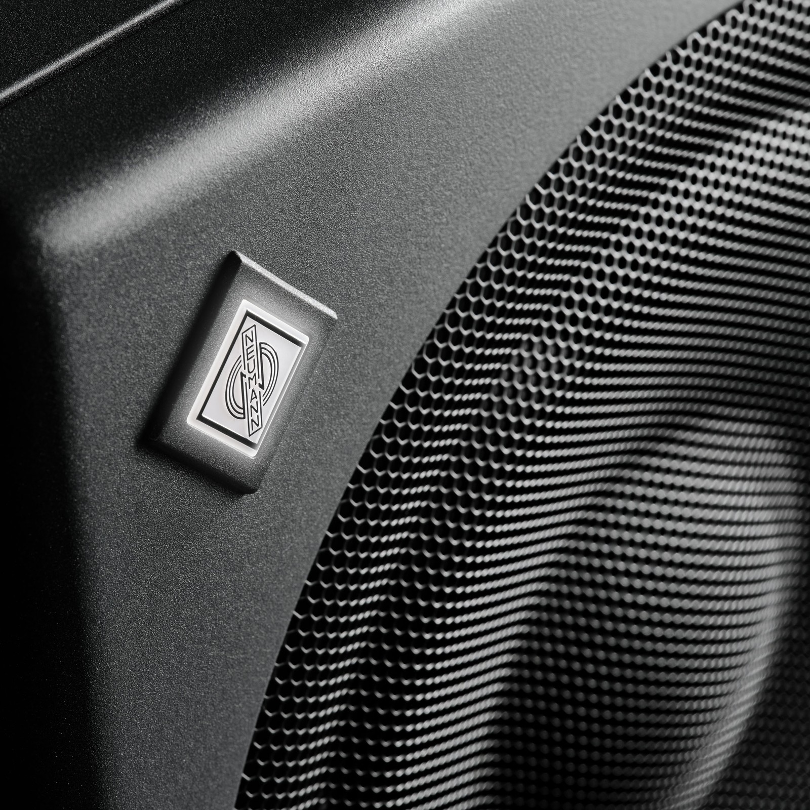 Herstellerlogo auf der Frontseite des Neumann KH 810 II