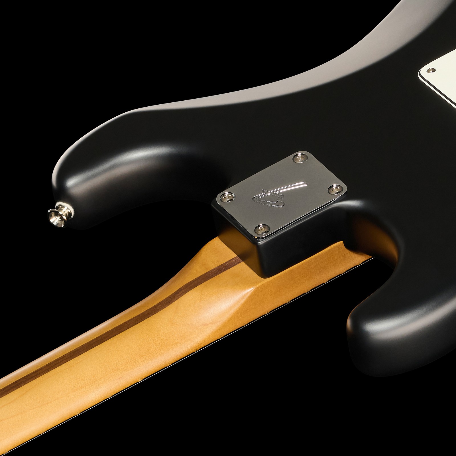 Kurpusrückseite der Fender Exclusive Ens Strat MN STN BLK mit matter schwarzer Lackierung