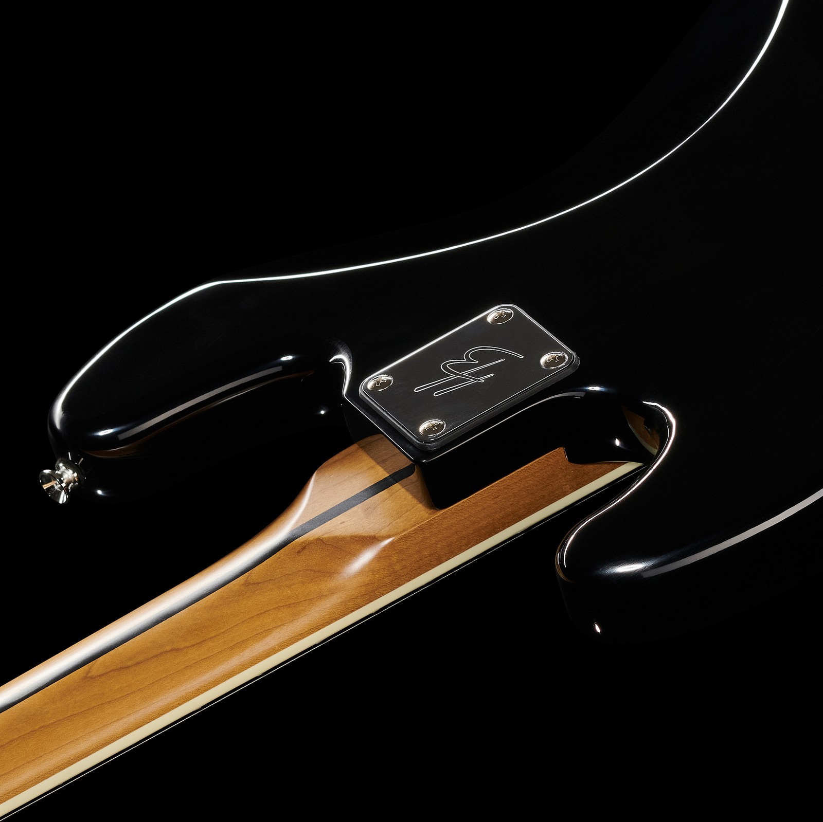 Geschraubter Hals auf der Bassgitarre Harley Benton MV-4JB Black von hinten