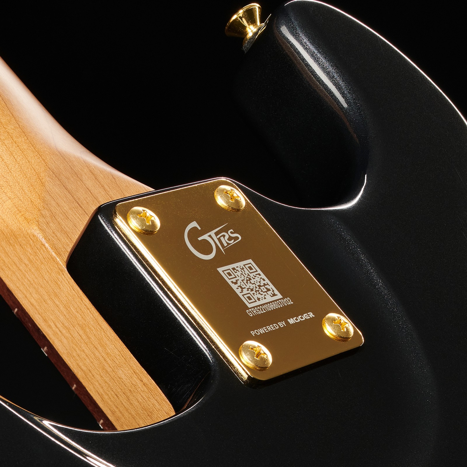 Rear view of the Mooer GTRS Guitars Standard 900 W PB with focus on the bolt-on neck