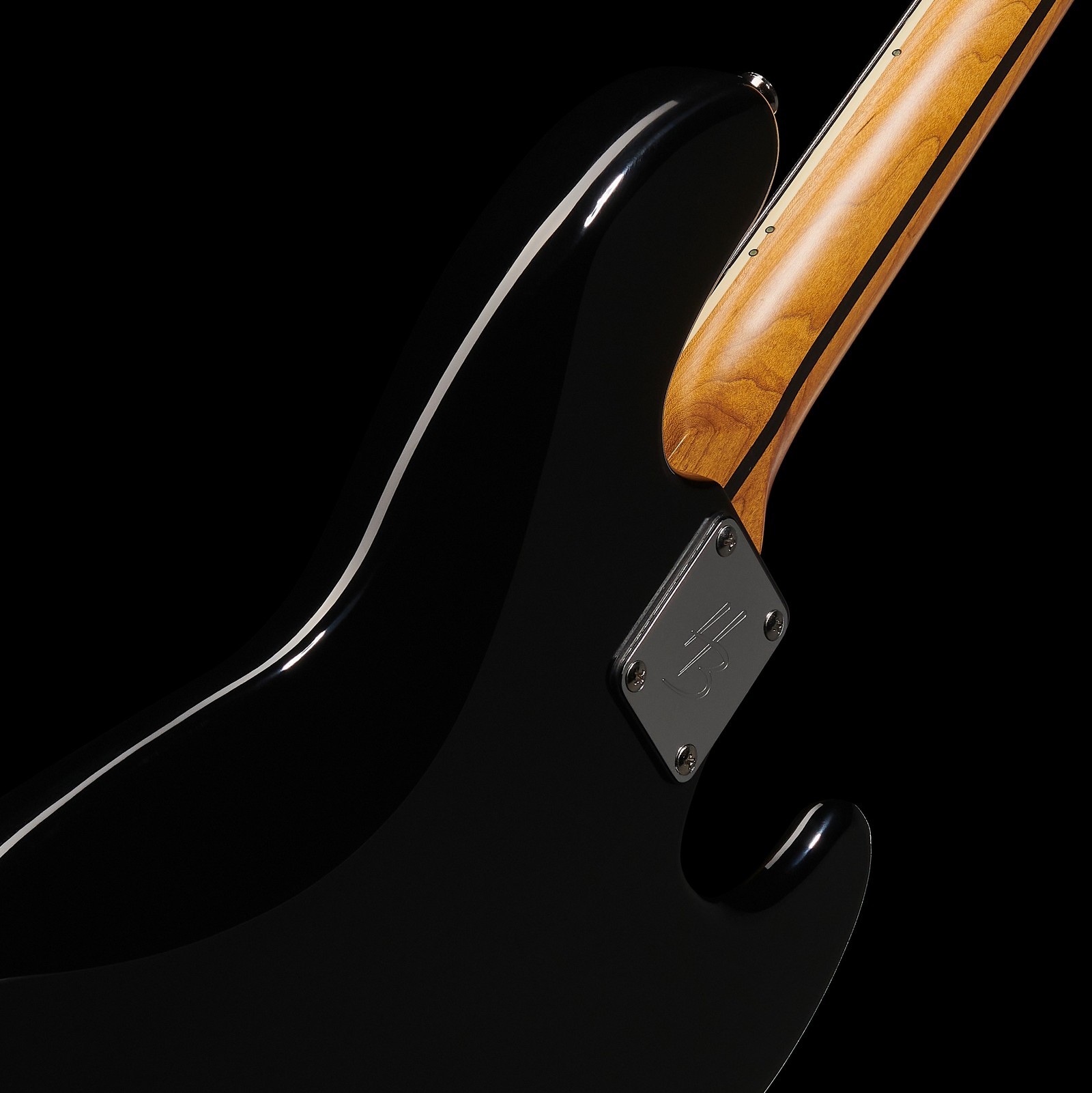 Geschraubter Hals auf der Bassgitarre Harley Benton MV-4JB LH Black von hinten