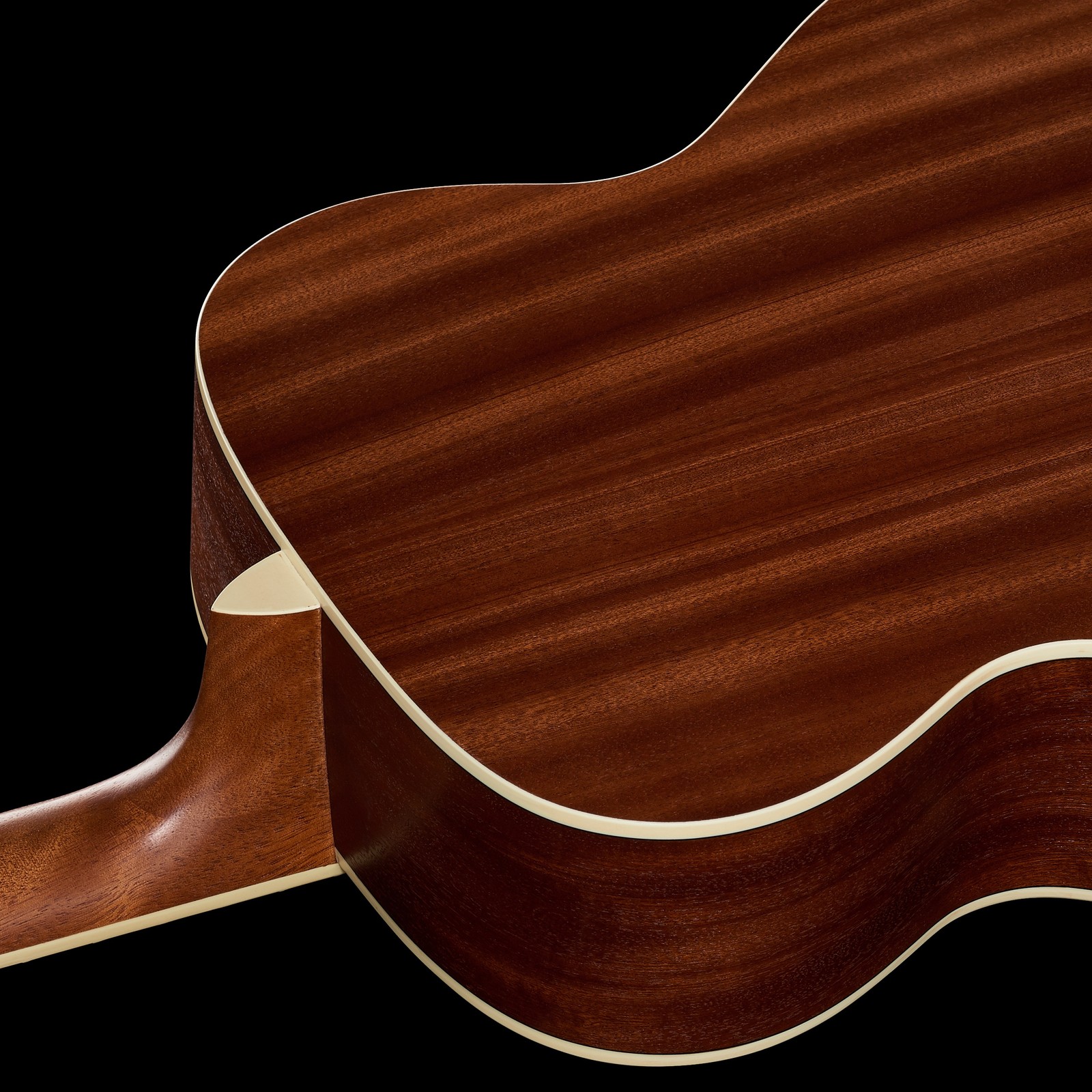 Set neck and light-coloured binding on the mahogany body of the Harley Benton HBCG45 guitar