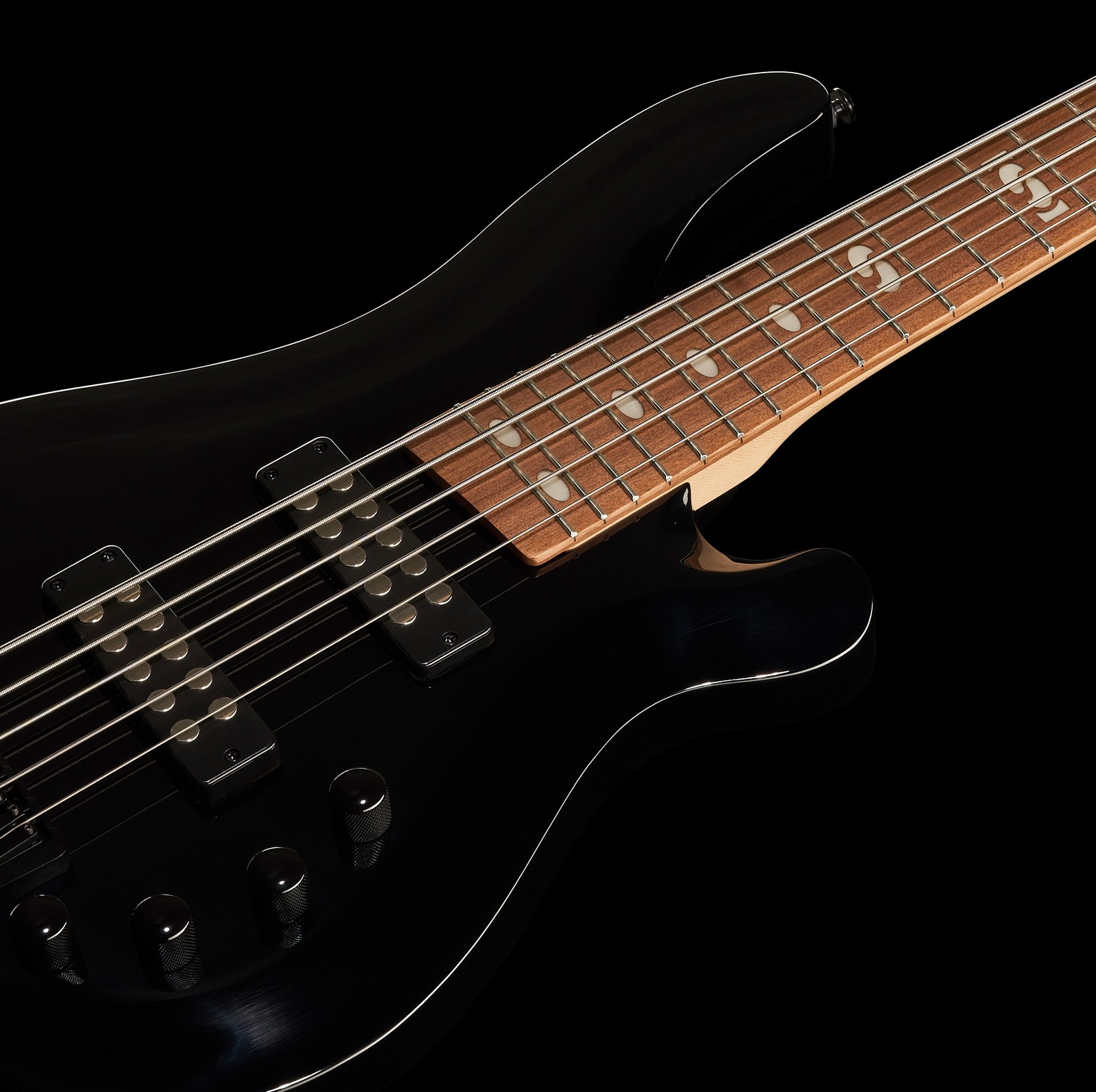 Harley Benton E-Bass mit Erlekorpus, Ahornhals und zwei Humbuckern