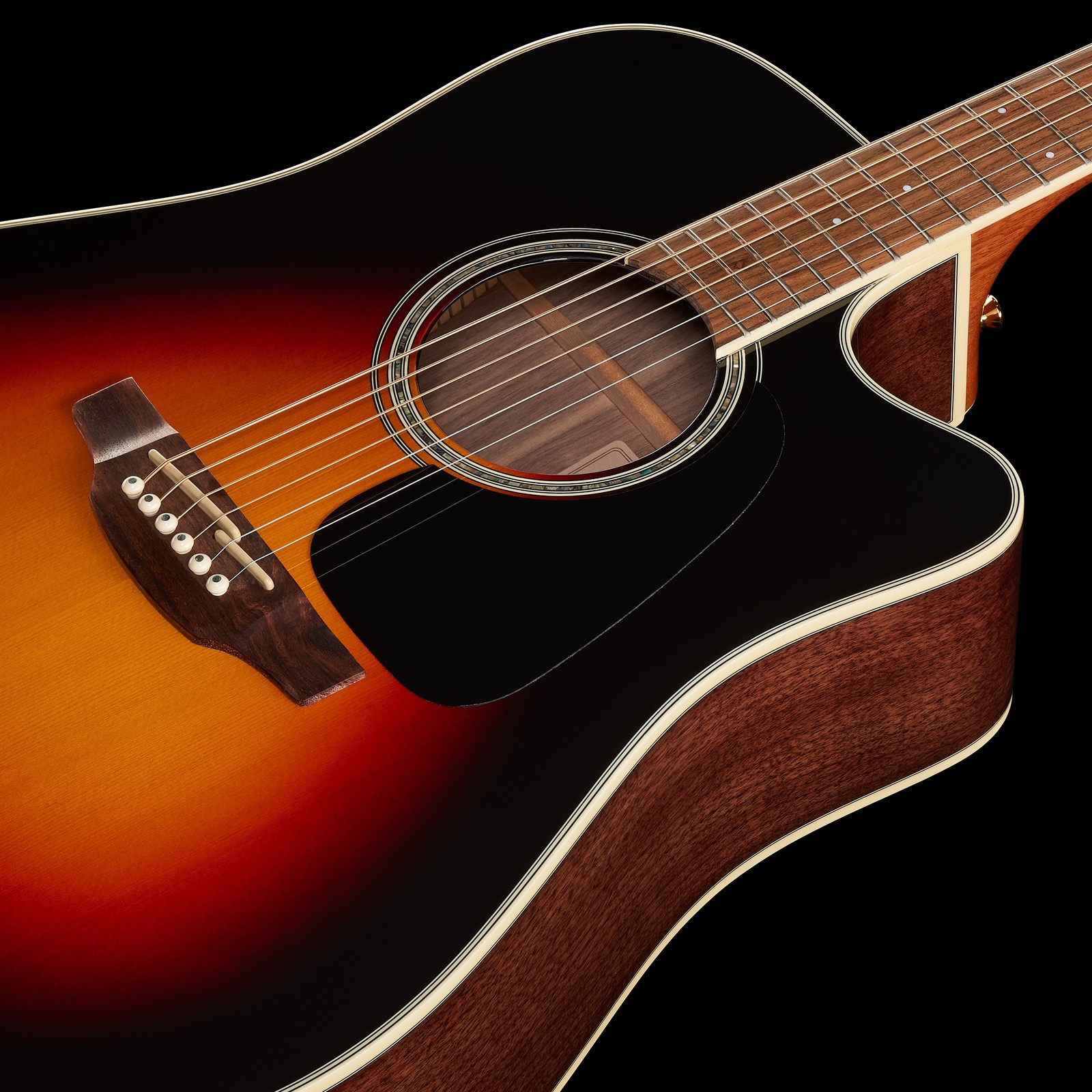 Dunkle Fichtendecke mit Schlagbrett auf der Takamine GD51CE-BSB