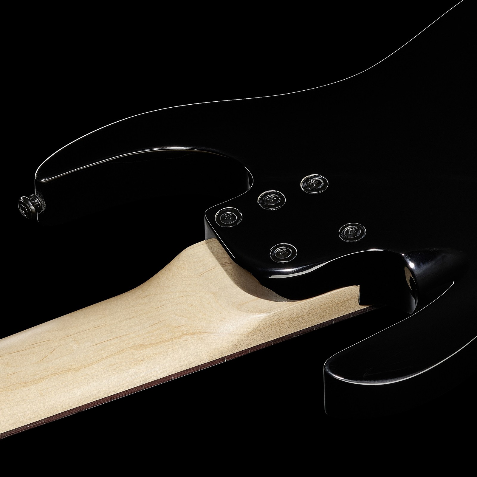 Ahornhals auf der Rückseite der Harley Benton R-458 BK Progressiv Series 8-Saiter E-Gitarre