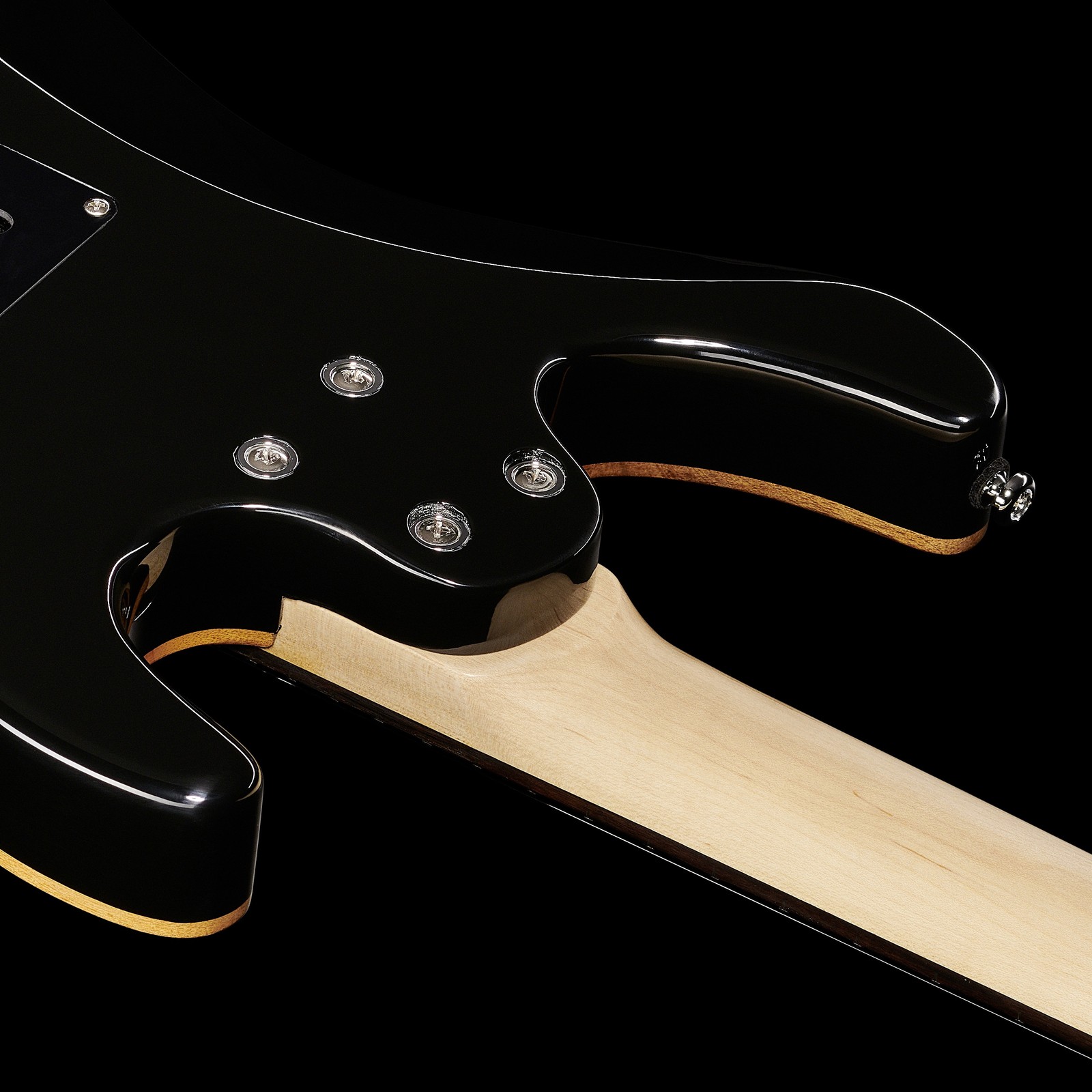 Geschraubter Ahornhals auf der Rückseite der Harley Benton Fusion-III LH HSH EB FBB