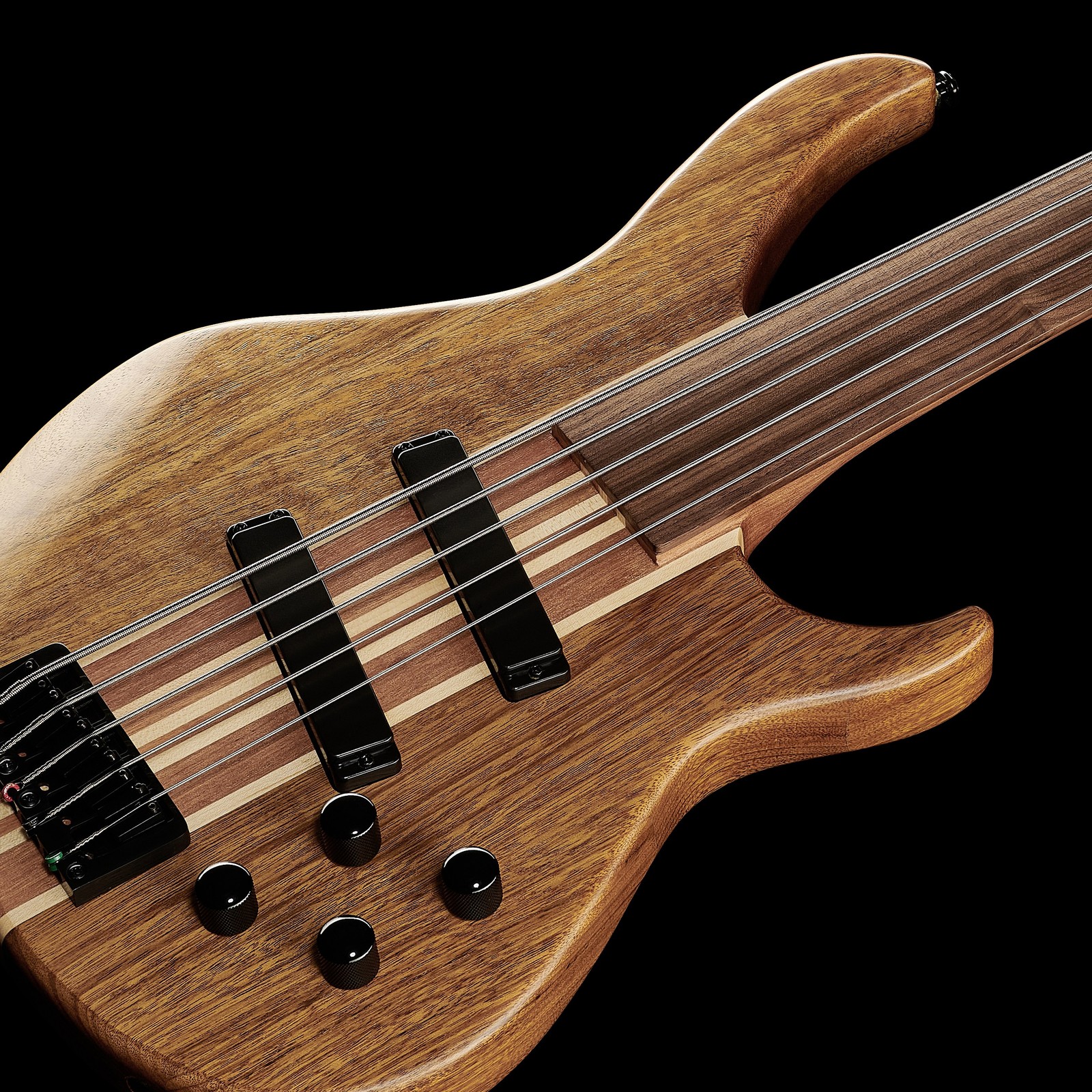 Tonabnhmer und Potis auf der Vorderseite des Harley Benton HBZ-2005FL NT