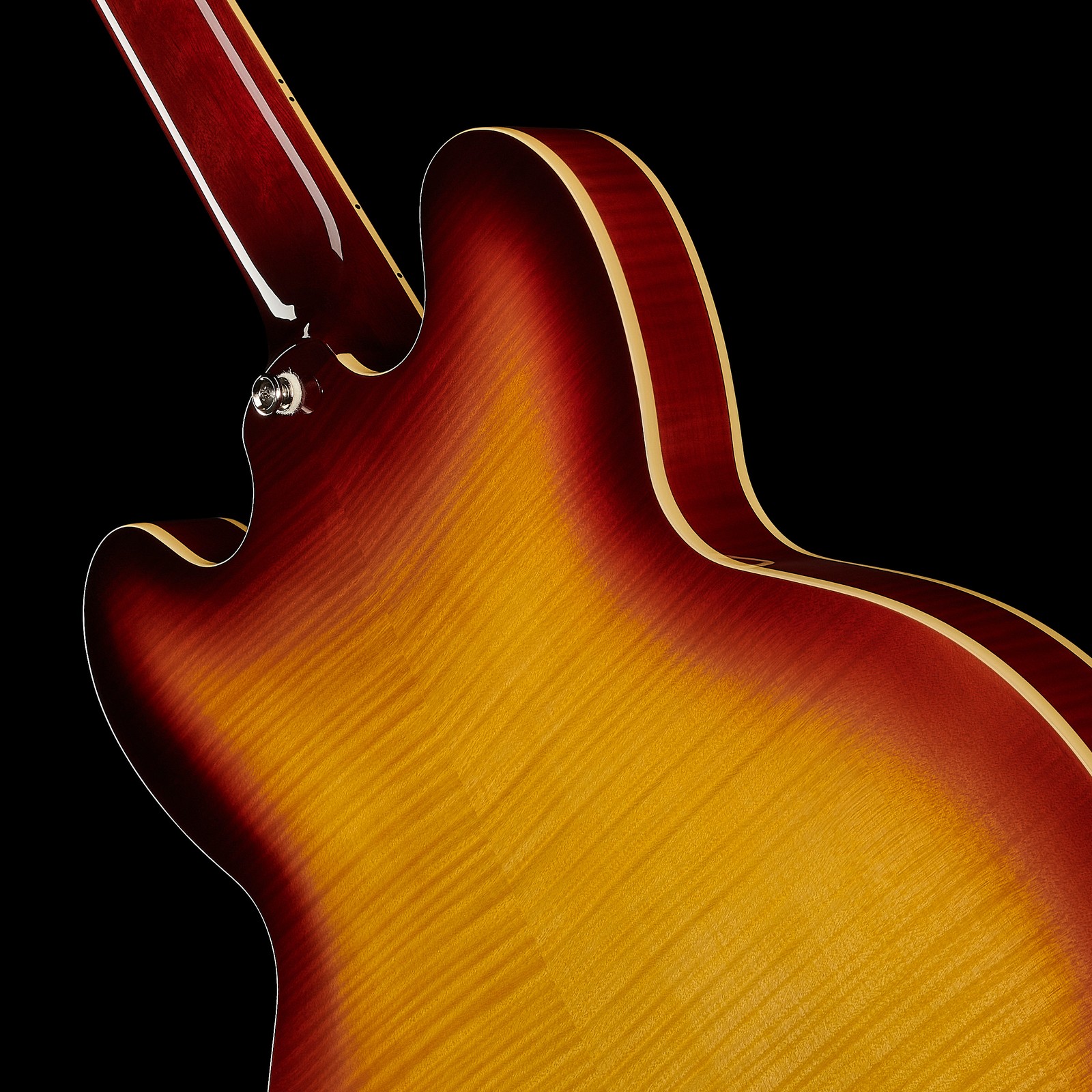 Gurtpin und Double Cutaway auf der Rückseite der Epiphone ES-335 Figured Tea Burst