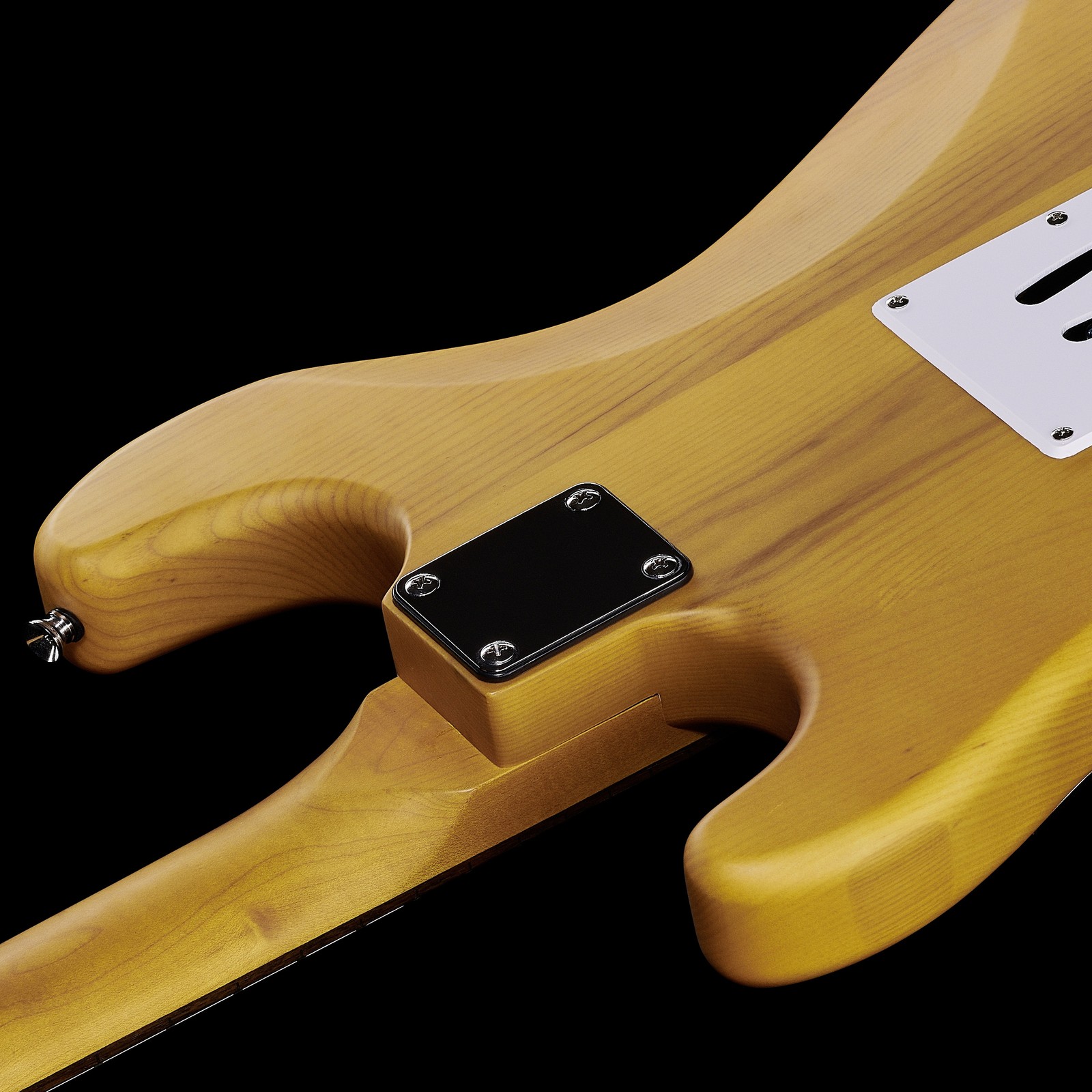 Verschraubter Hals und Cutaways auf der Rückseite der Harley Benton ST-90SA Swamp Ash DLX Series