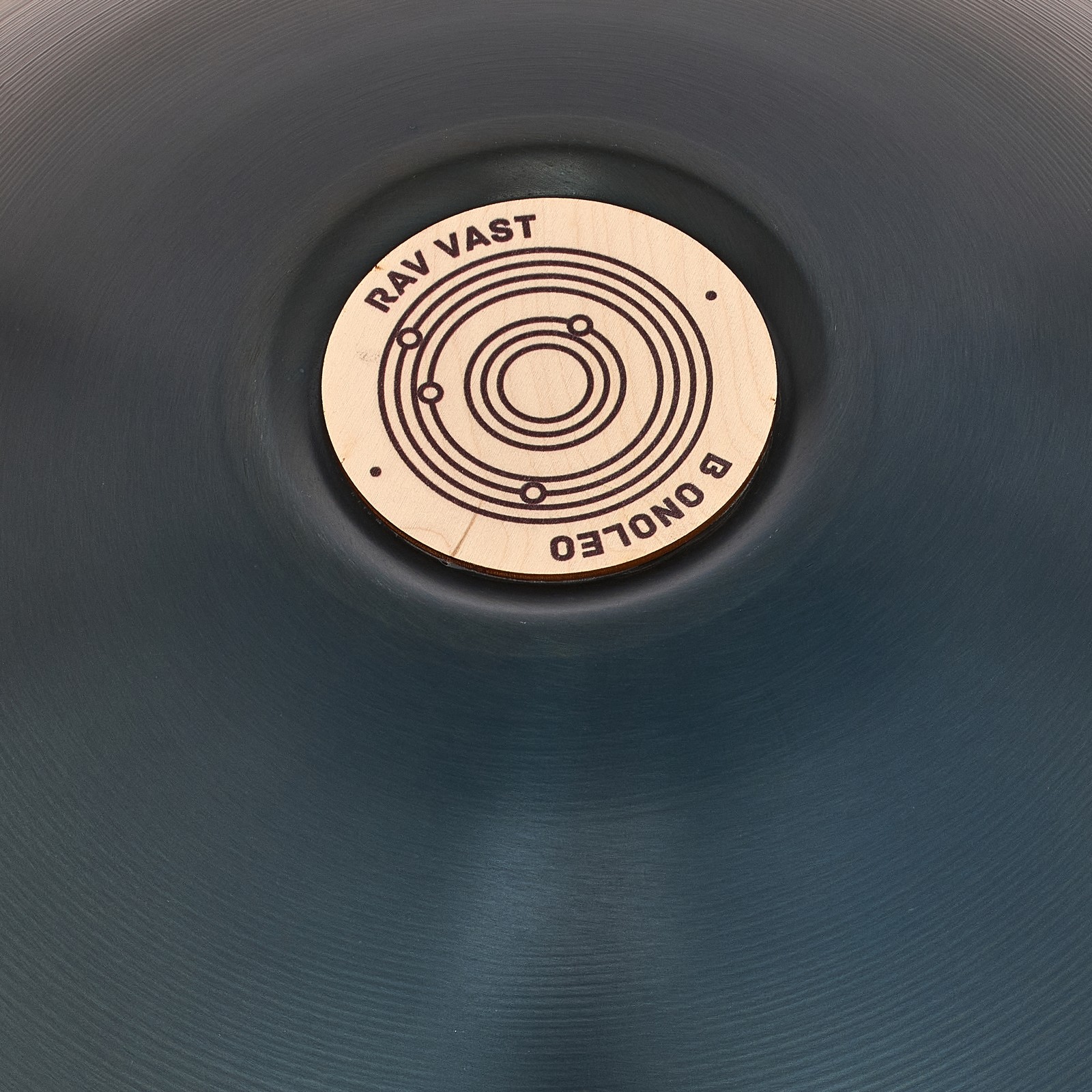 Detailansicht der RAV Labs Vast2 Bb/B Onoleo Zungentrommel in Handpan-Optik