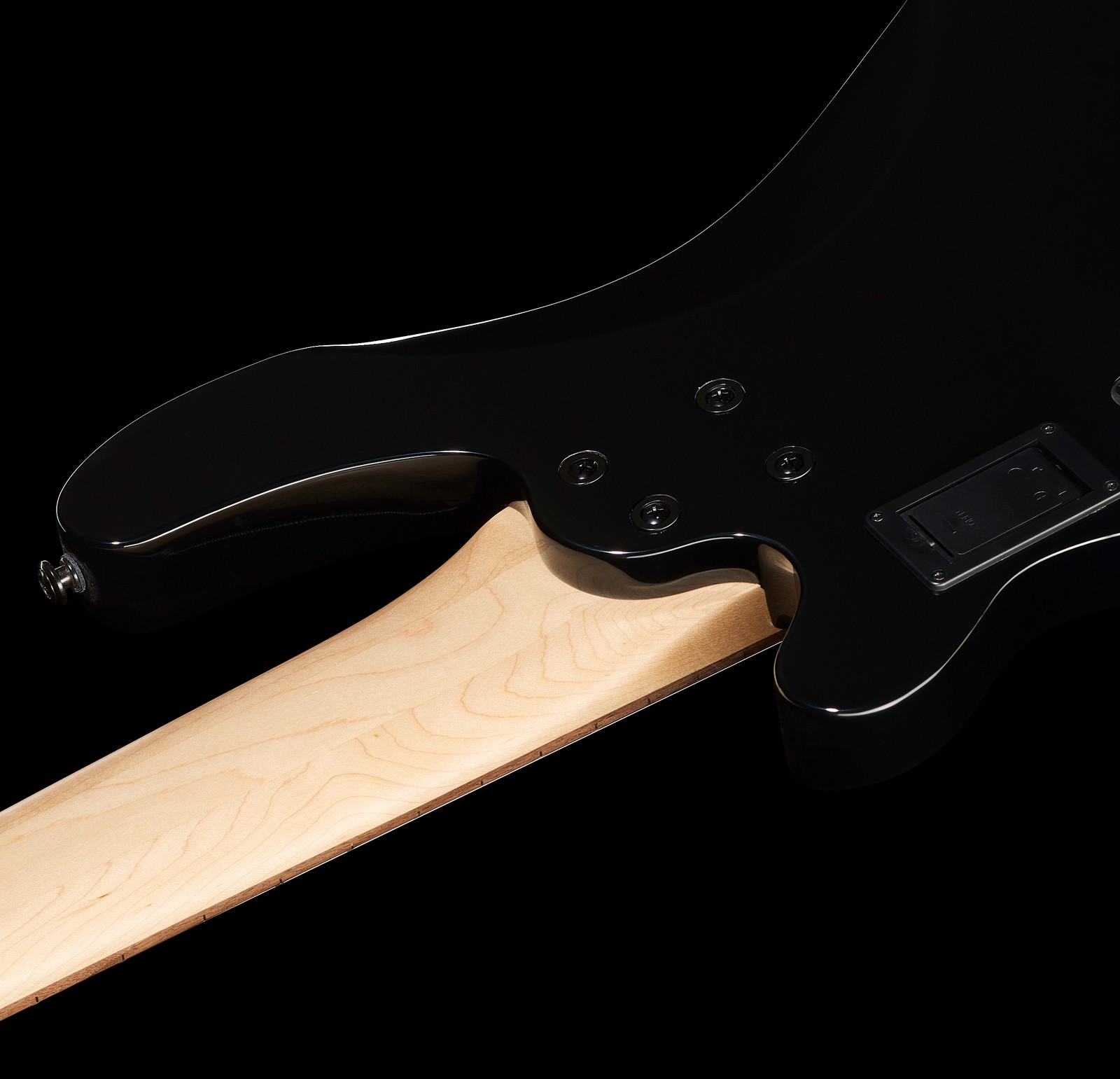 Geschraubter Ahornhals auf der Rückseite des Harley Benton B-650 Black Progressive Series