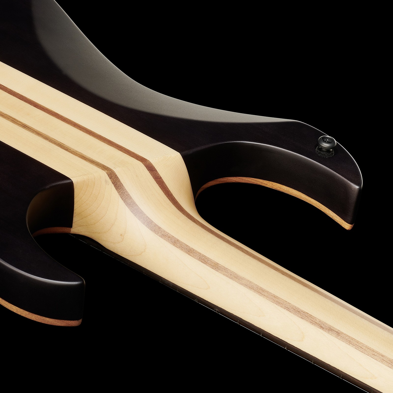 Durchgehender mehrstreifiger Hals auf der Rückseite der Harley Benton Amarok-7 LH BKNT Flame Burst