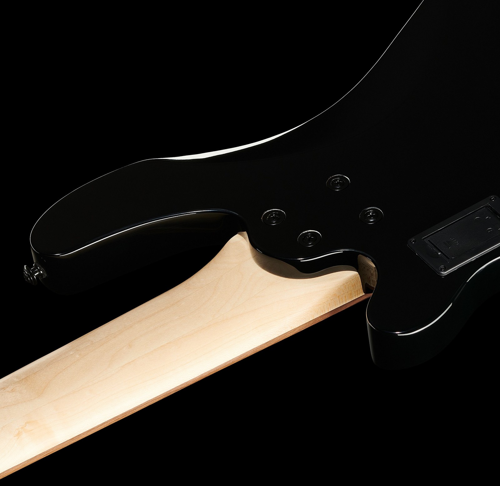 Schwarzer Korpus von hinten mit hellem Ahornhals.