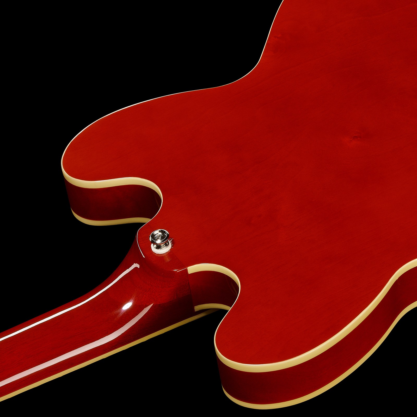 Gurtpin und Double Cutaway auf der Rückseite der Epiphone ES-335 Cherry