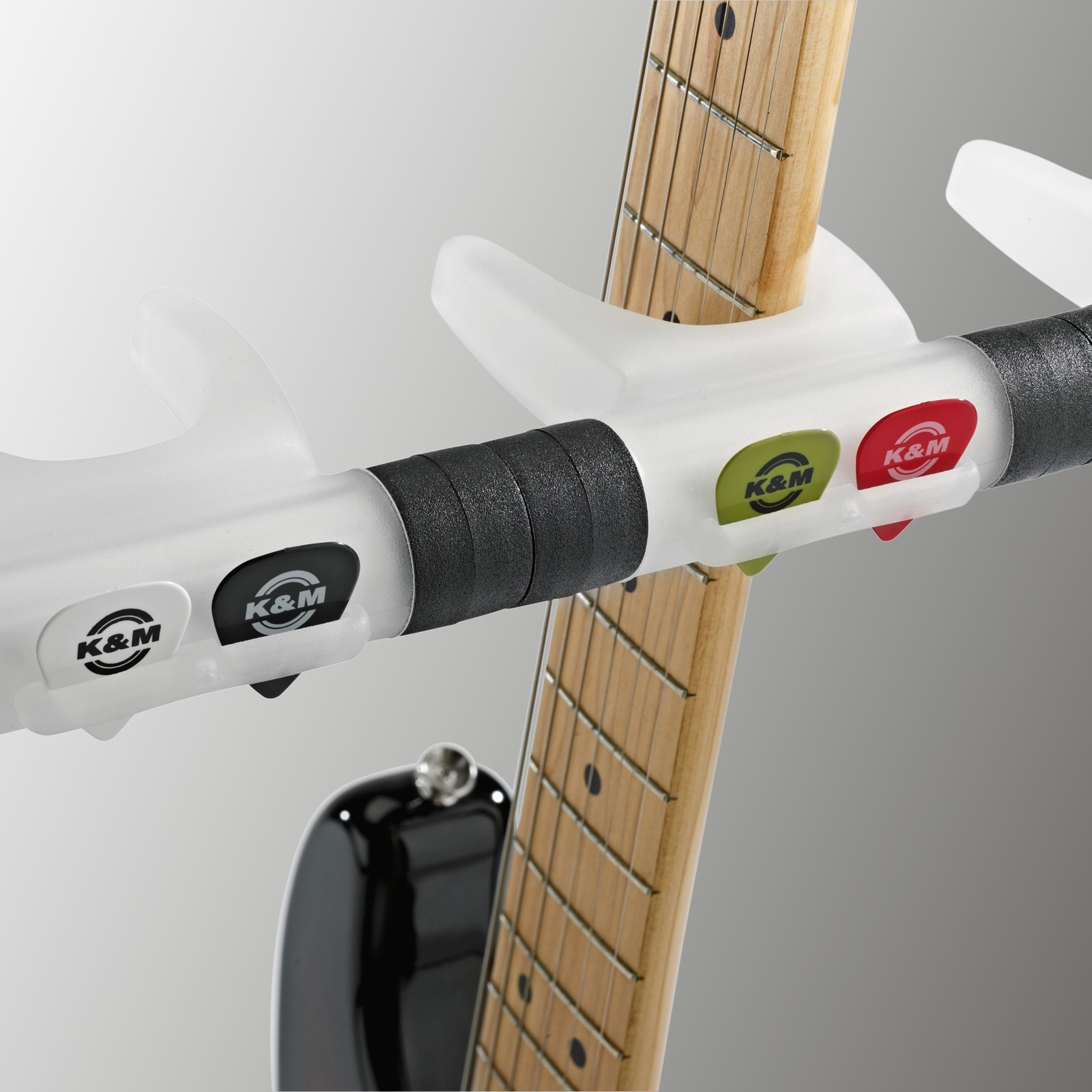 Plektren auf der Rückseite des K&M 17525 Guardian 5 Translucent