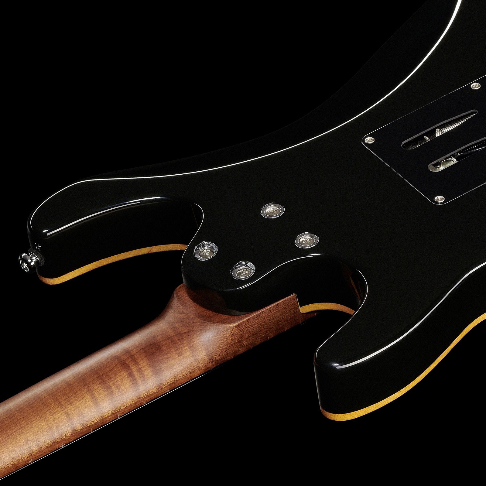 Gerösteter Ahornhals, der an der Rückseite der Harley Benton Fusion-III HSS Roasted FBB verschraubt ist