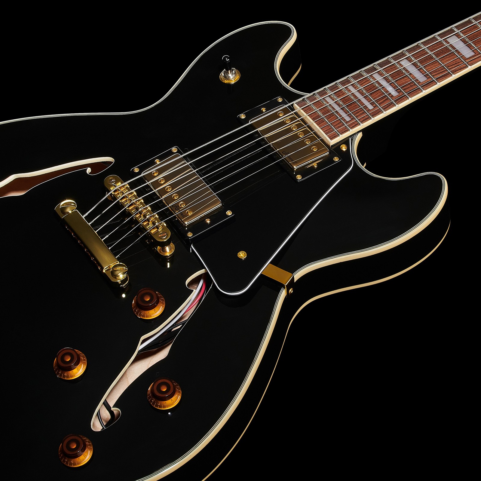 Gold Hardware auf der Harley Benton HB-35Plus Black E-Gitarre mit zwei Humbucker Pickups