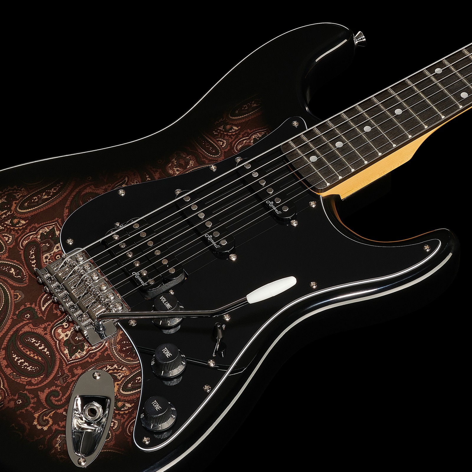 Humbucker und Singlecoils auf der HSS E-Gitarre Harley Benton ST-70 Black Paisley