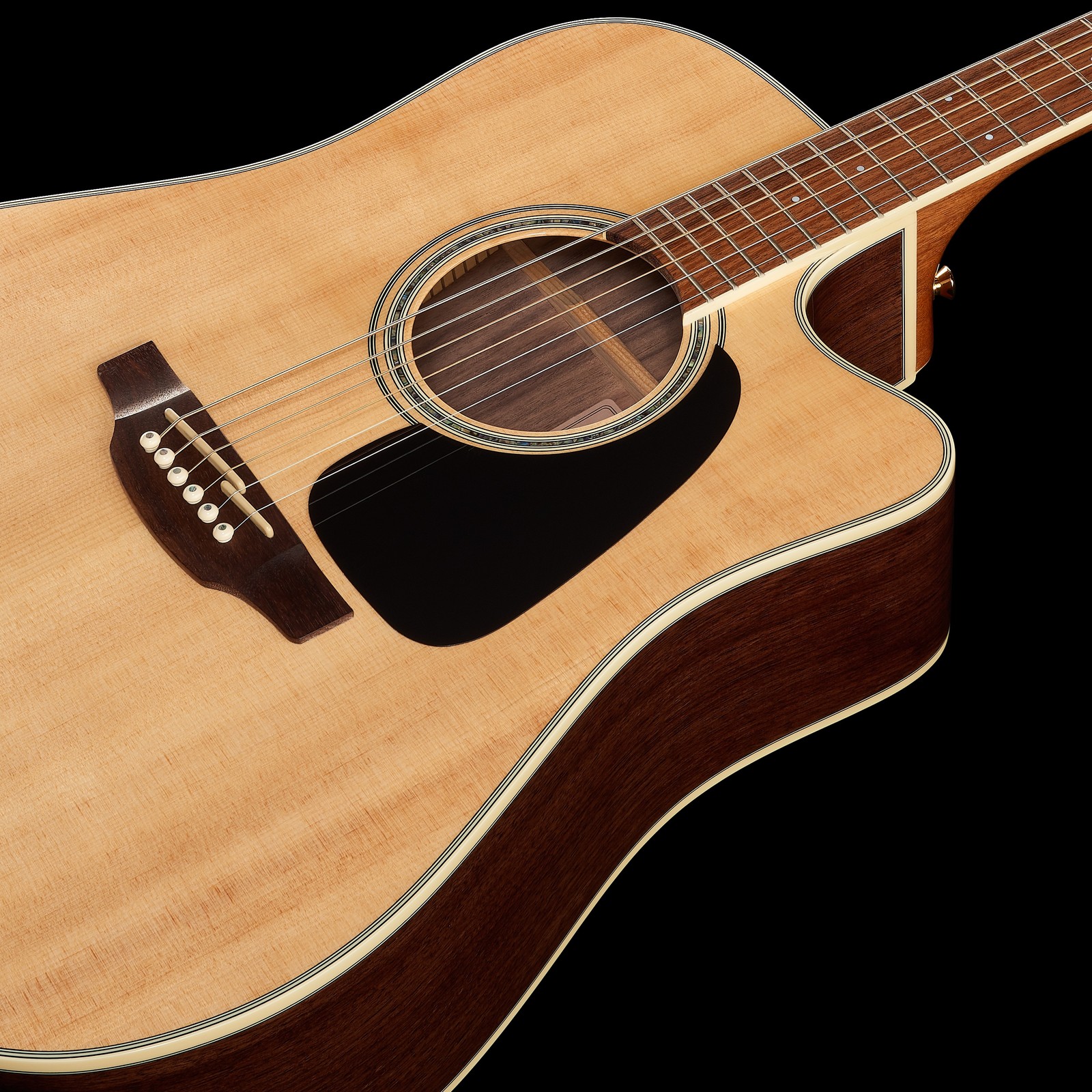 Helle Fichtendecke mit Schlagbrett auf der Takamine GD51CE-NAT