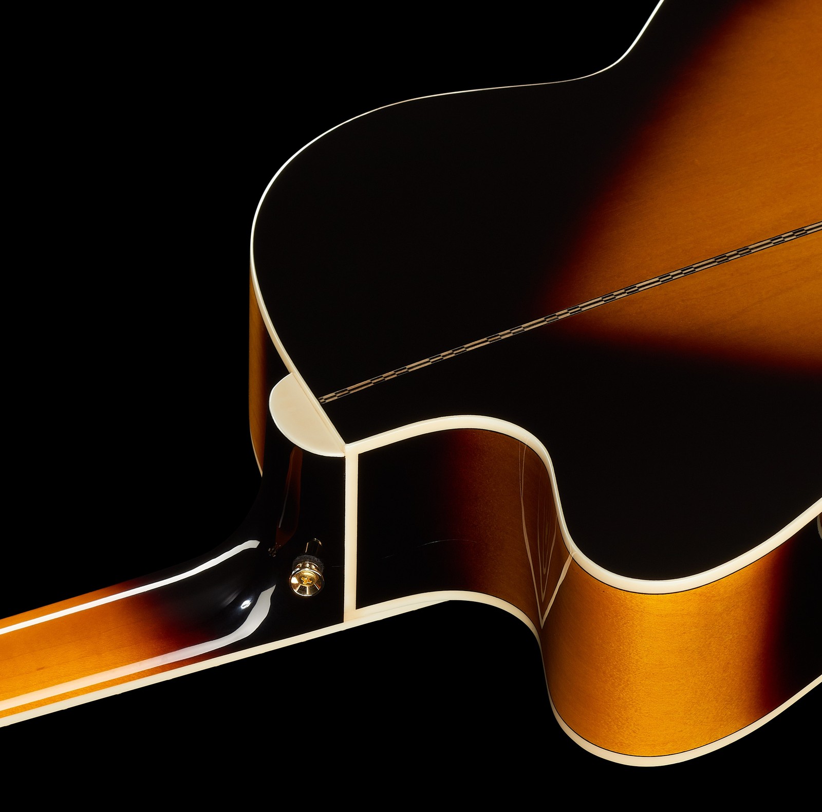 Gurtpin am Halsfuß und Rückseite der Gitarre mit Cutaway