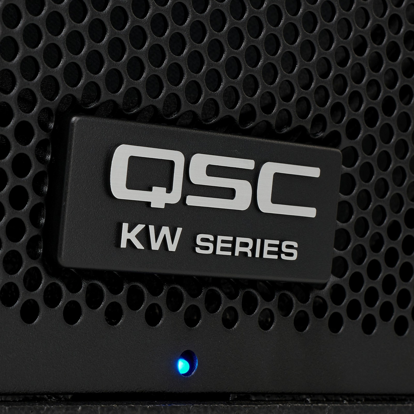 Logo des QSC kW 122 auf der Vorderseite