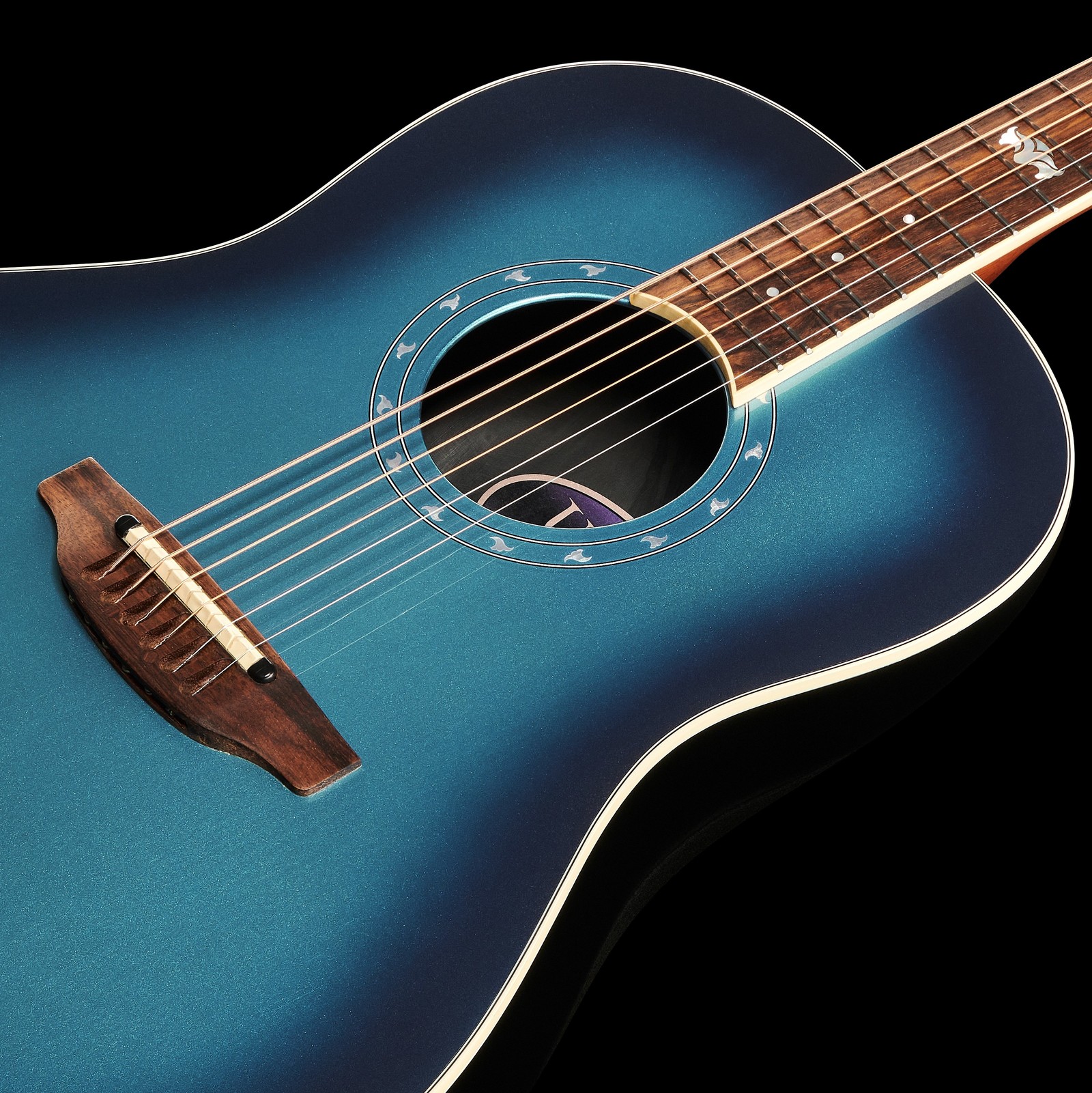 Blaues Sunburst Finish auf der Decke der Ovation Ultra 1516DTD-G Dusk till dawn