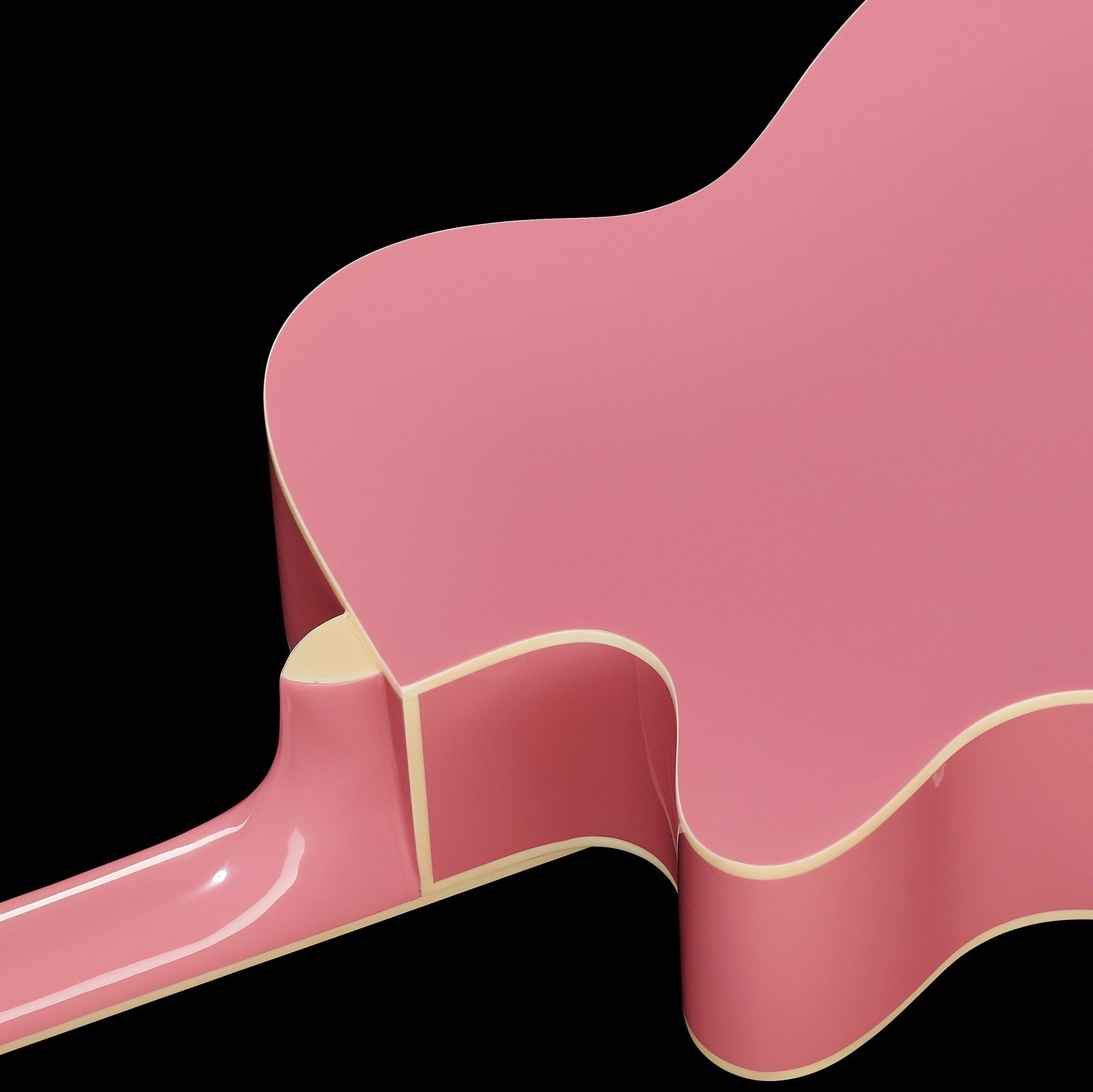 Rosa Rückseite und geleimter Hals an der Harley Benton EAX-10 Pinky