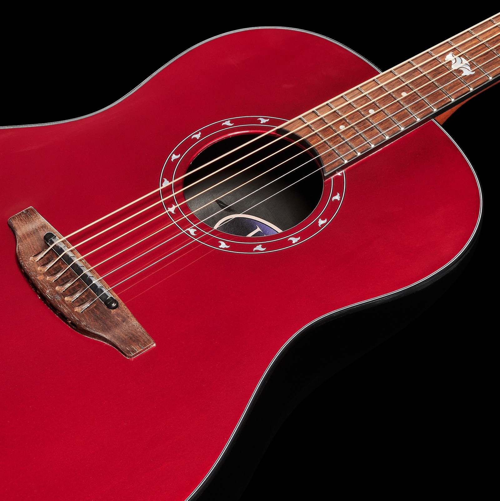 Rote Decke der Ovation Ultra 1516VRM-G Vampira Red