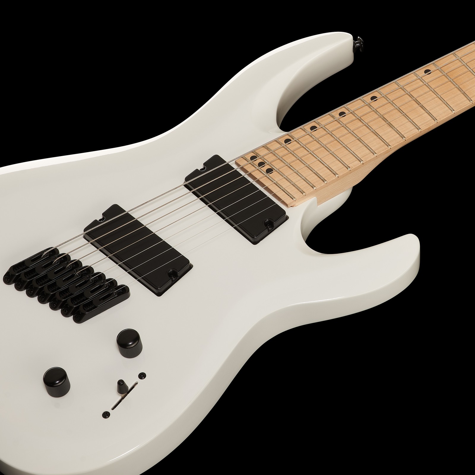 Weiße E-Gitarre mit schwarzer Hardware, schwarzen Tonabnehmern und hellem Ahornhals