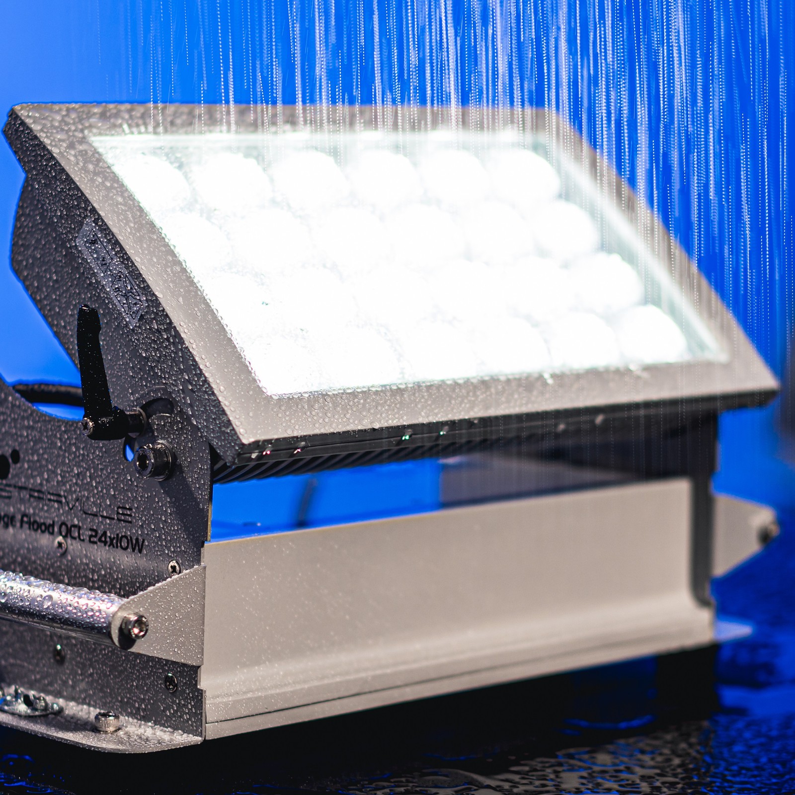 Projecteur tous temps Stage Flood Inst QCL 24x10W de Stairville, sous la pluie