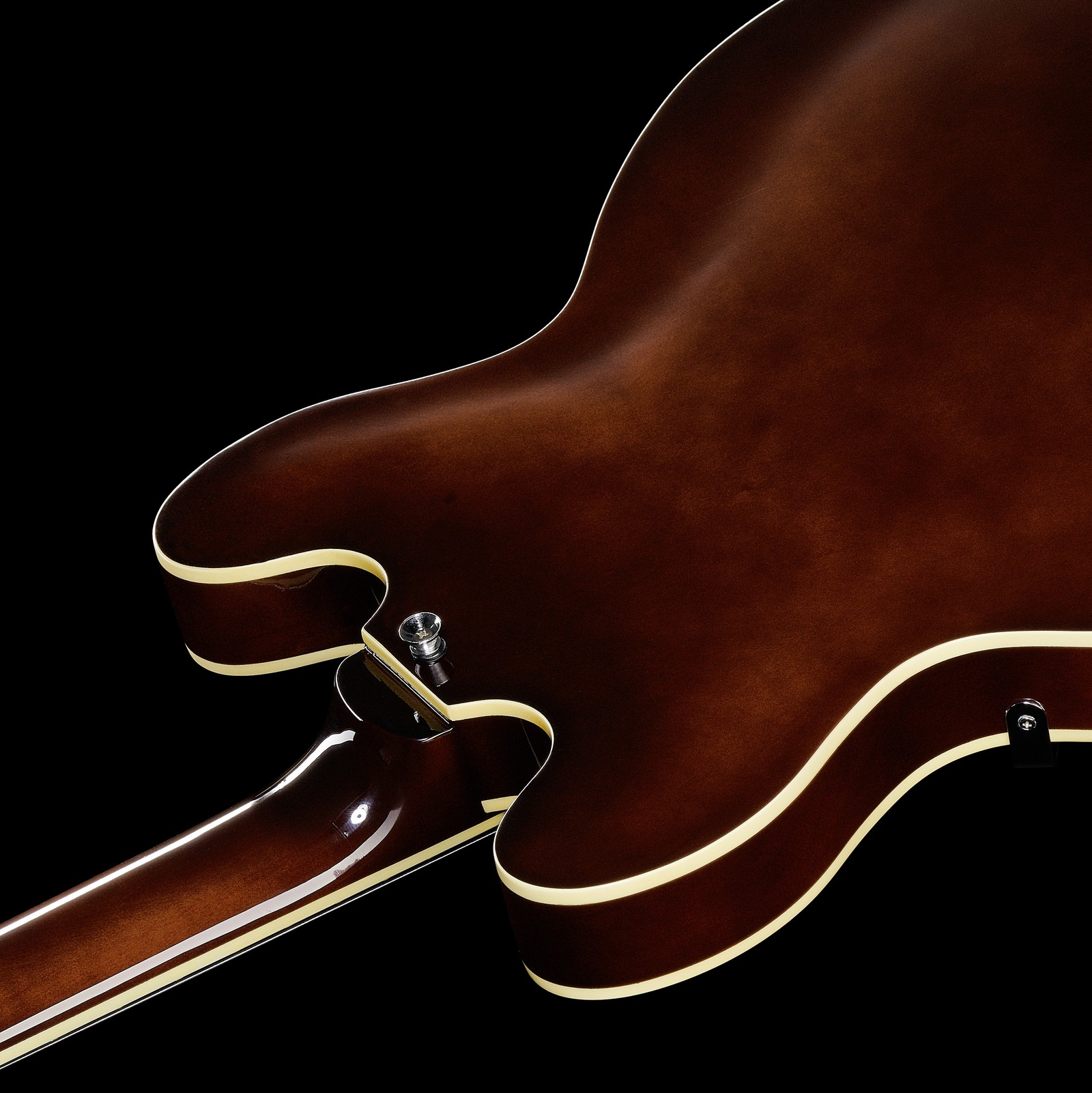 Gurtpin am Halsansatz des geleimten Halses auf der Rückseite des Harley Benton HB-60 WB