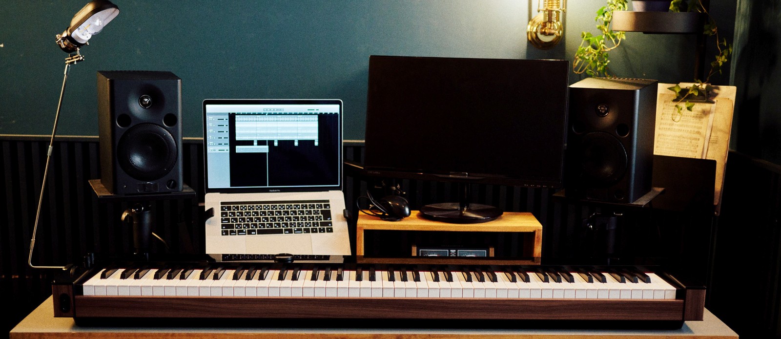 Casio PX-S6000 auf einem Schreibtisch mit Computer