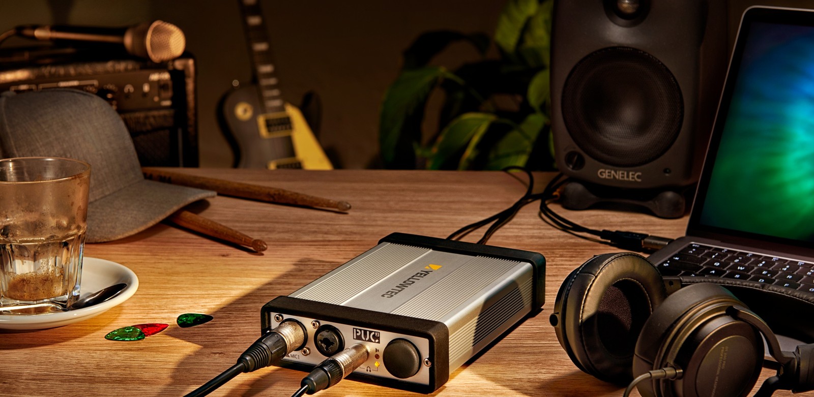 PUC2 Mic LEA de Yellowtec avec microphone, guitare, ampli, laptop et casque en home-studio